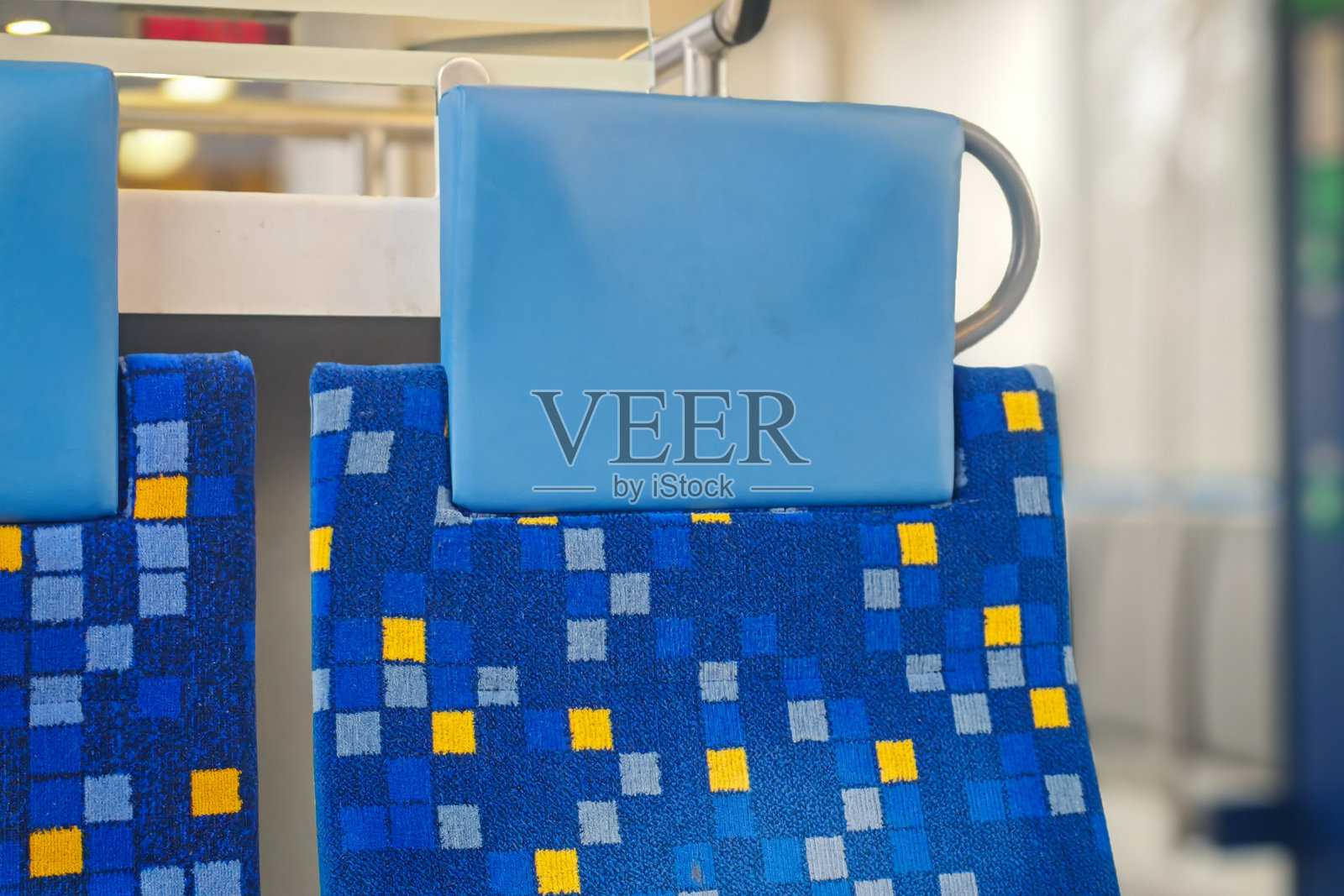 现代火车座椅，布料上有图案，位于匈牙利的铁路车厢内照片摄影图片