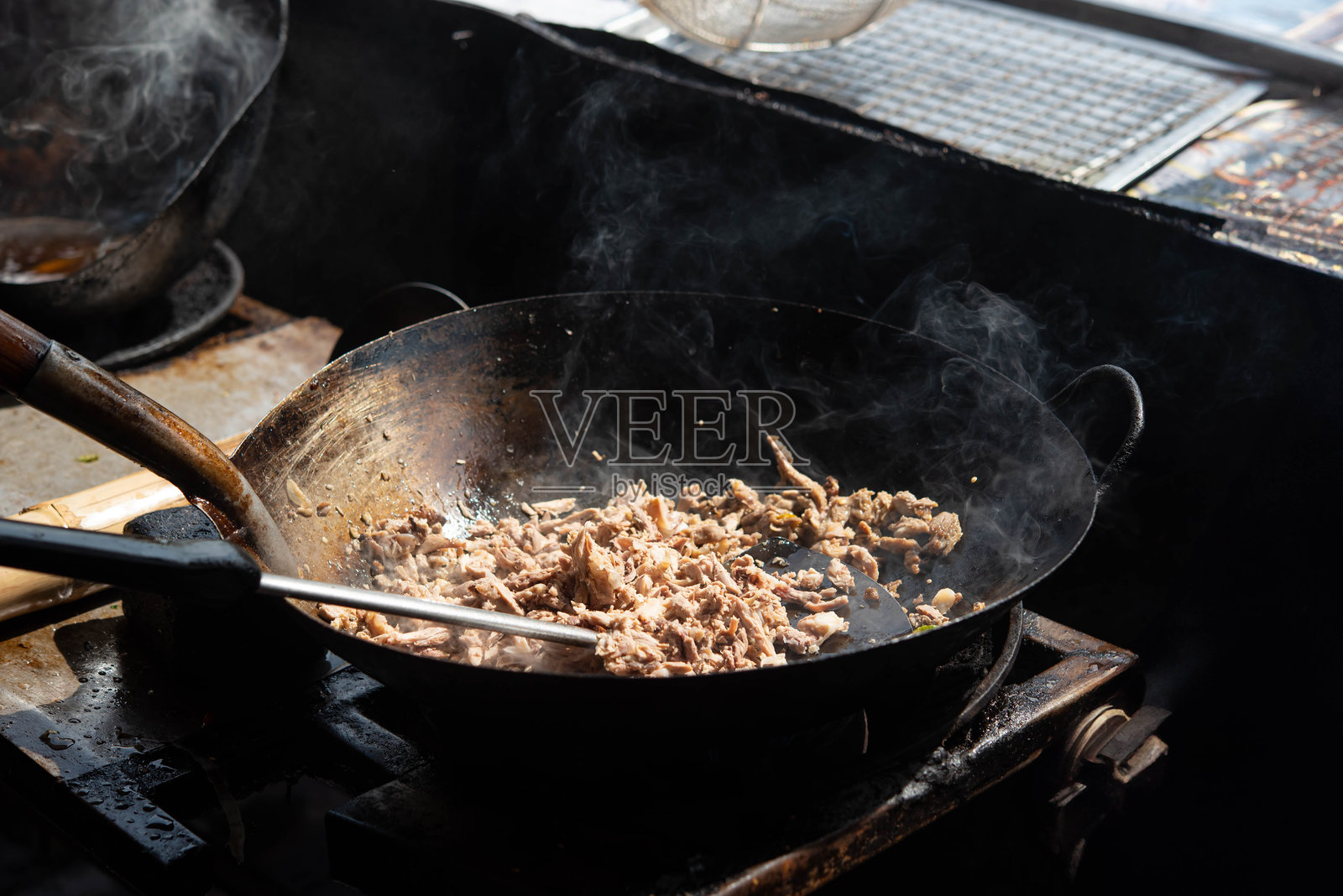 米饭上放有炒猪肉或牛肉和罗勒照片摄影图片