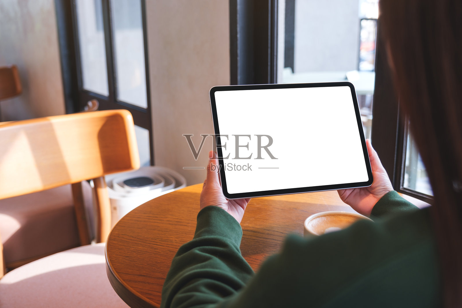 一位女性手持数字平板电脑，桌面屏幕为空白的模型图像照片摄影图片