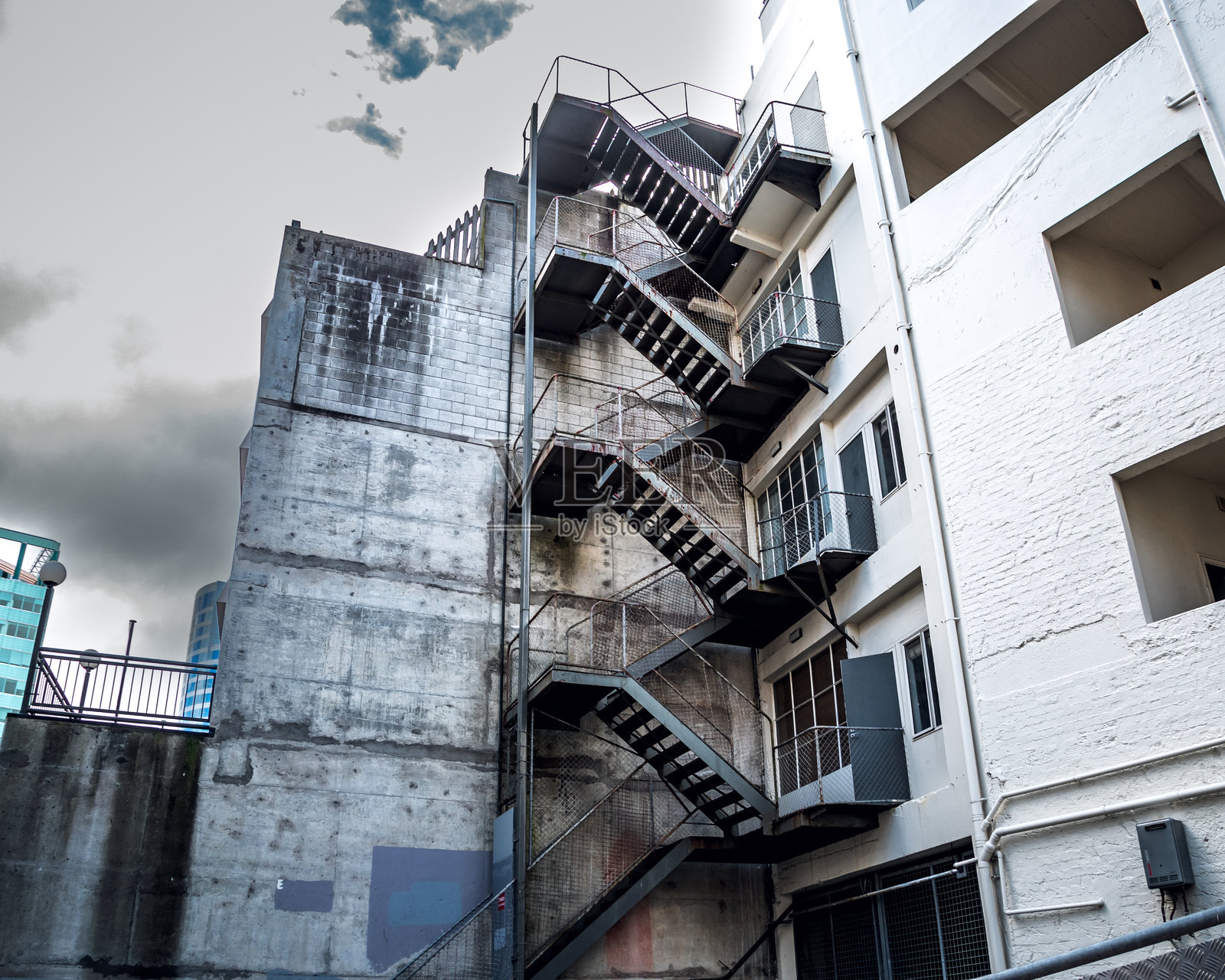 低角度视图的建筑与天空相对照片摄影图片