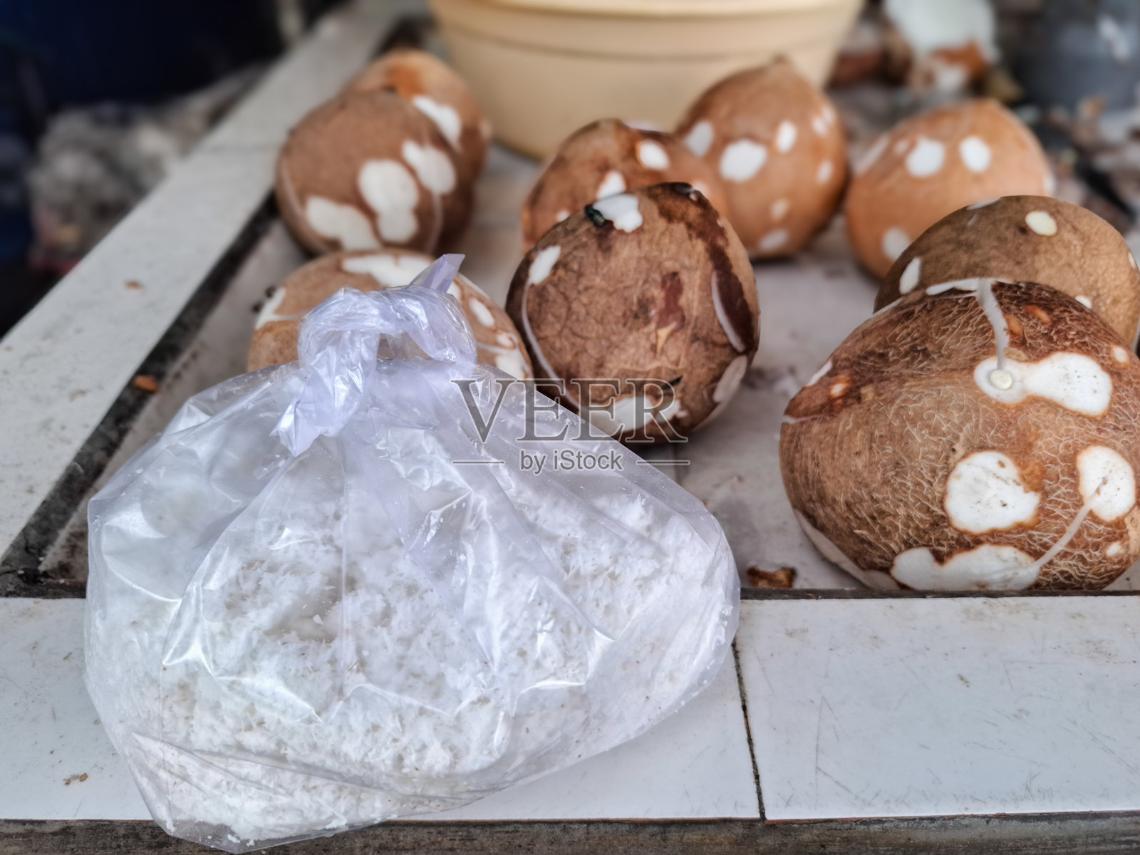 装有椰子碎的塑料袋。椰奶制作过程照片摄影图片