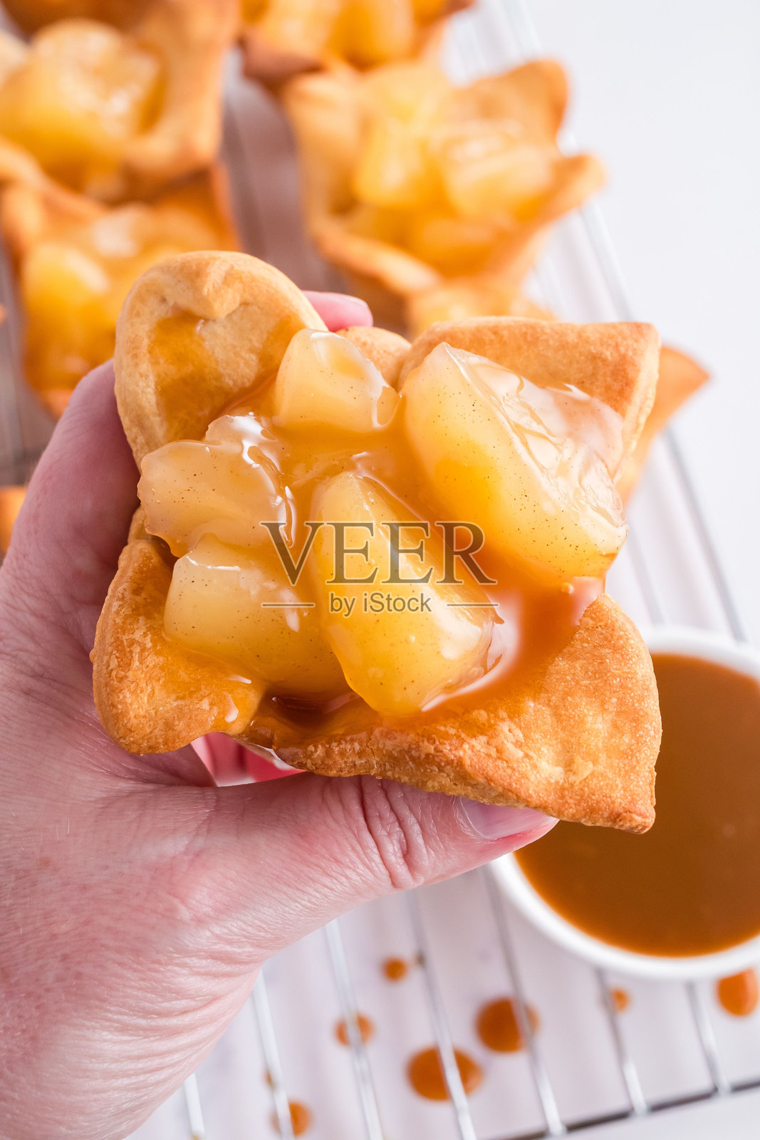 焦糖苹果挞特写照片摄影图片