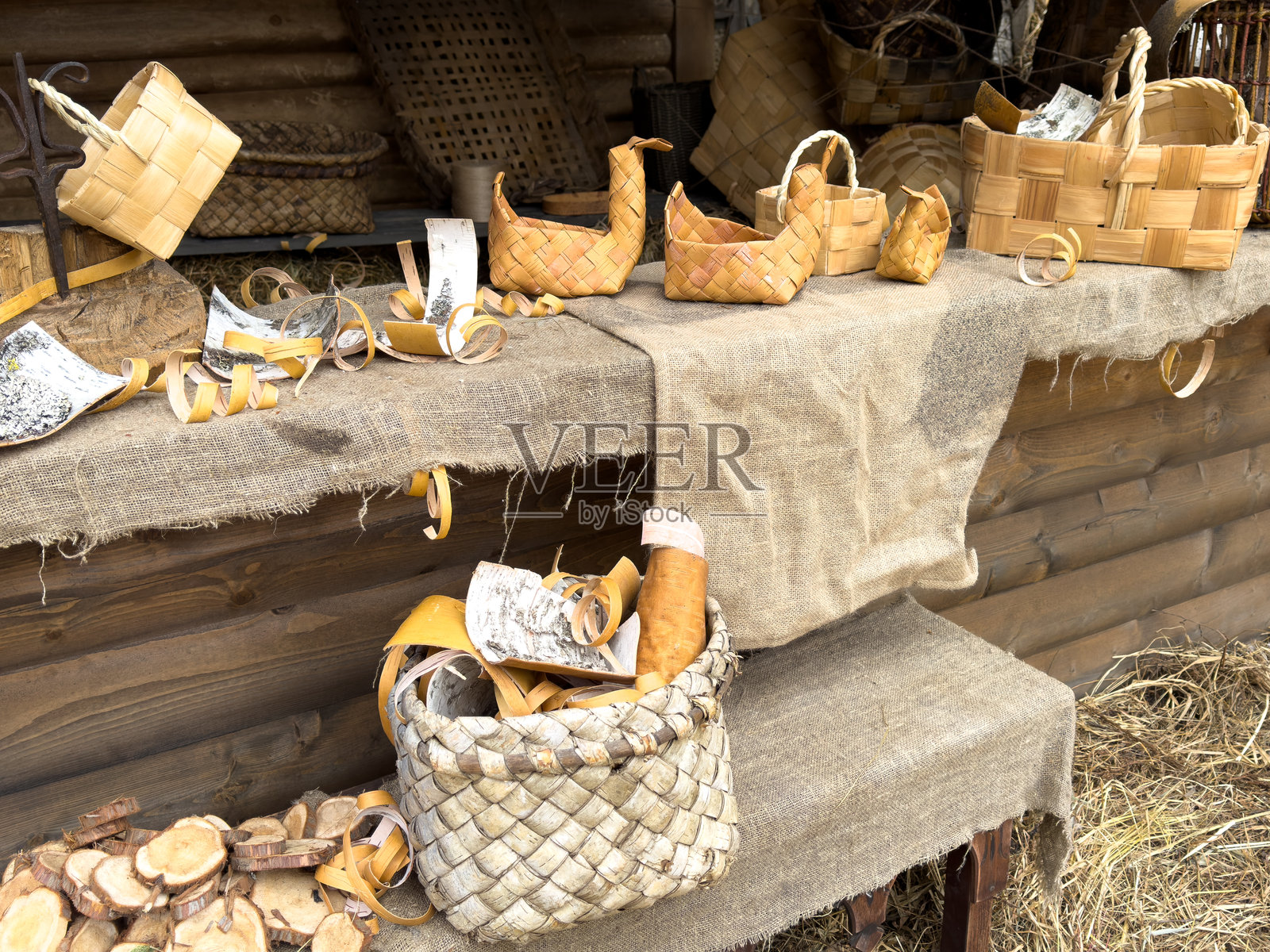 一张摆满各种大小和形状的篮子的桌子照片摄影图片