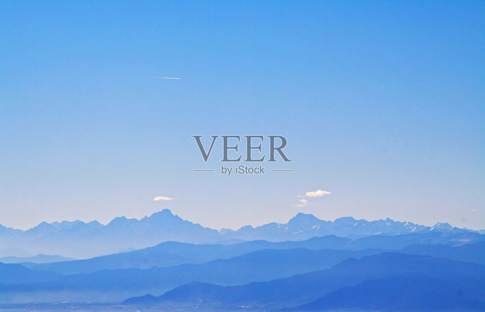 清澈蓝天映衬下的山脉美景照片摄影图片