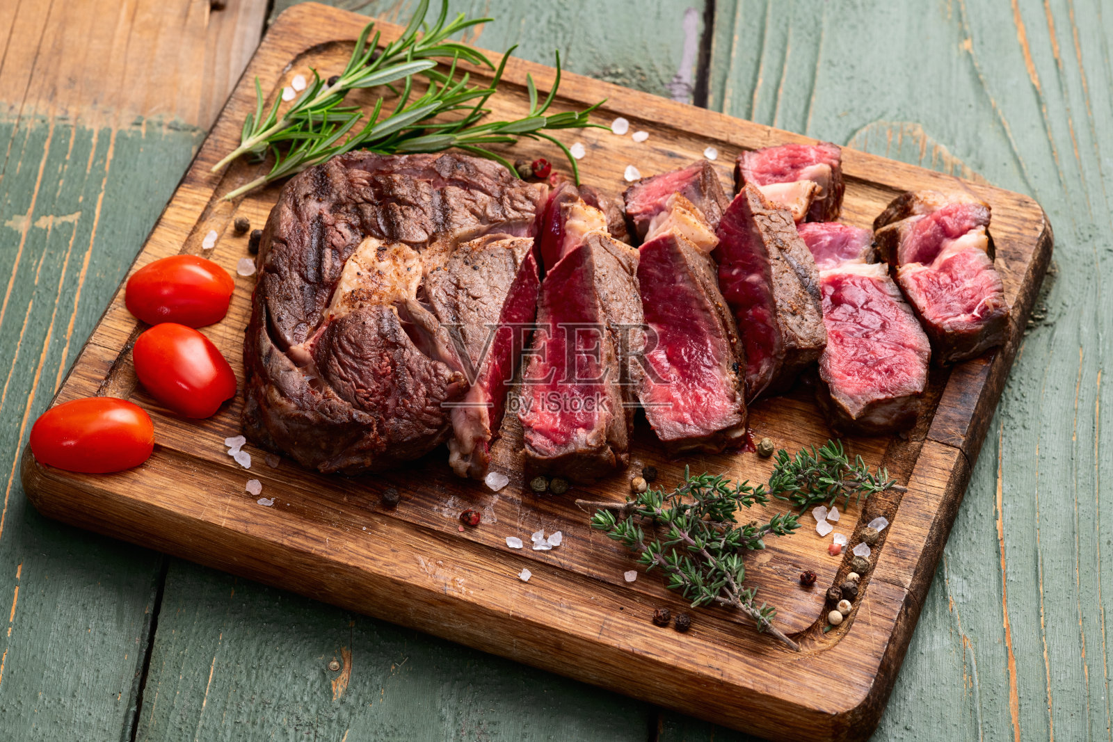 切片的肋眼牛排，烤制而成。生熟度摄影。俯视图。照片摄影图片