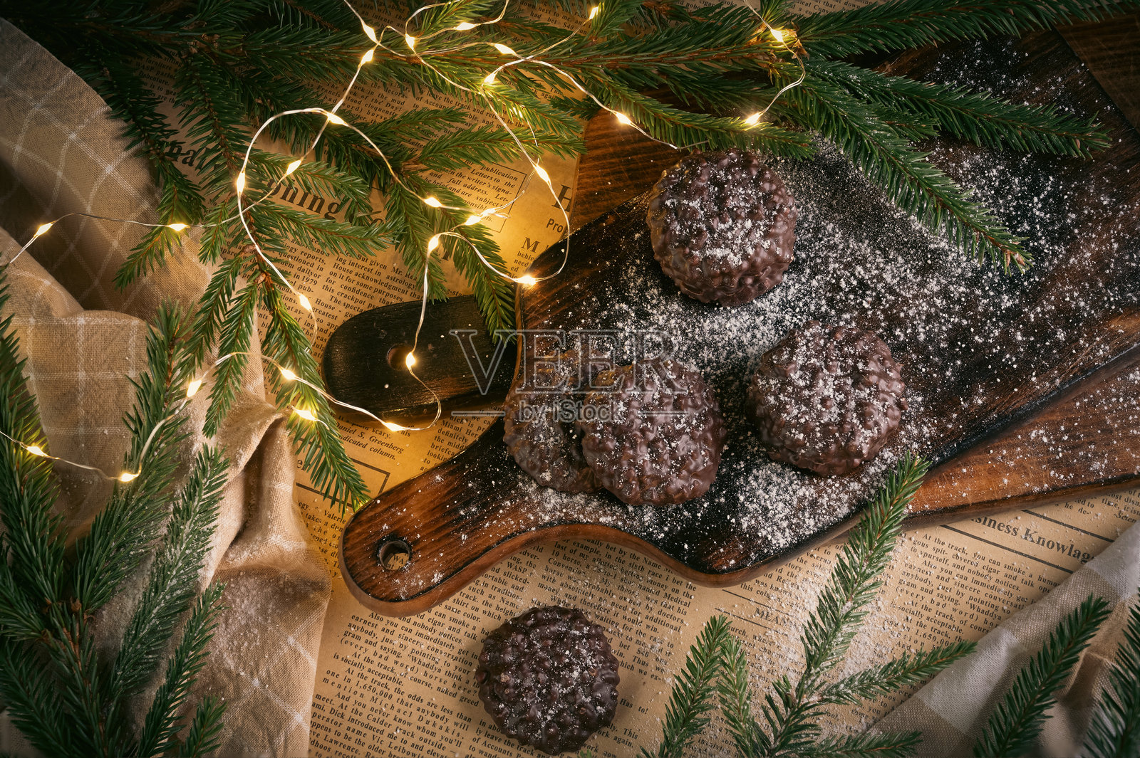新年静物中的巧克力饼干和糖粉照片摄影图片