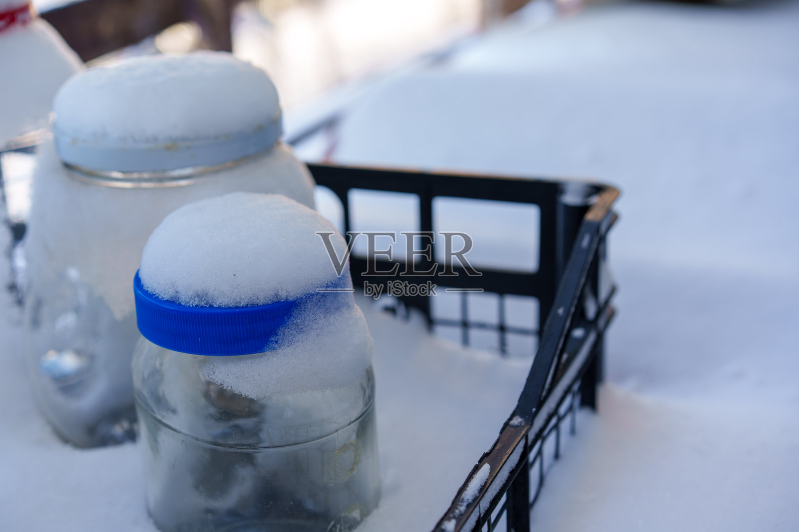 冬季罐子魔法：罐装雪照片摄影图片