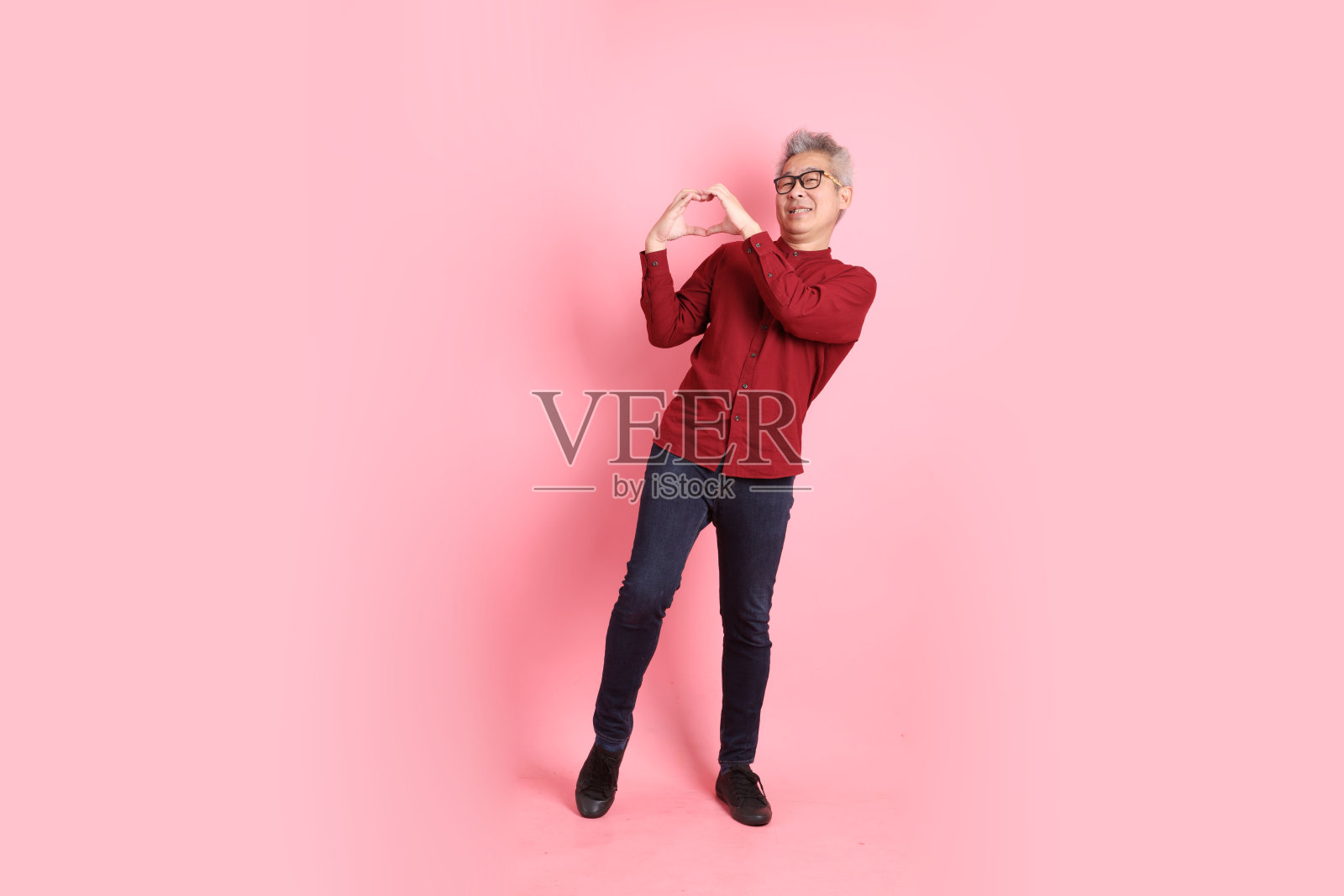 穿红衬衫的50岁男性照片摄影图片