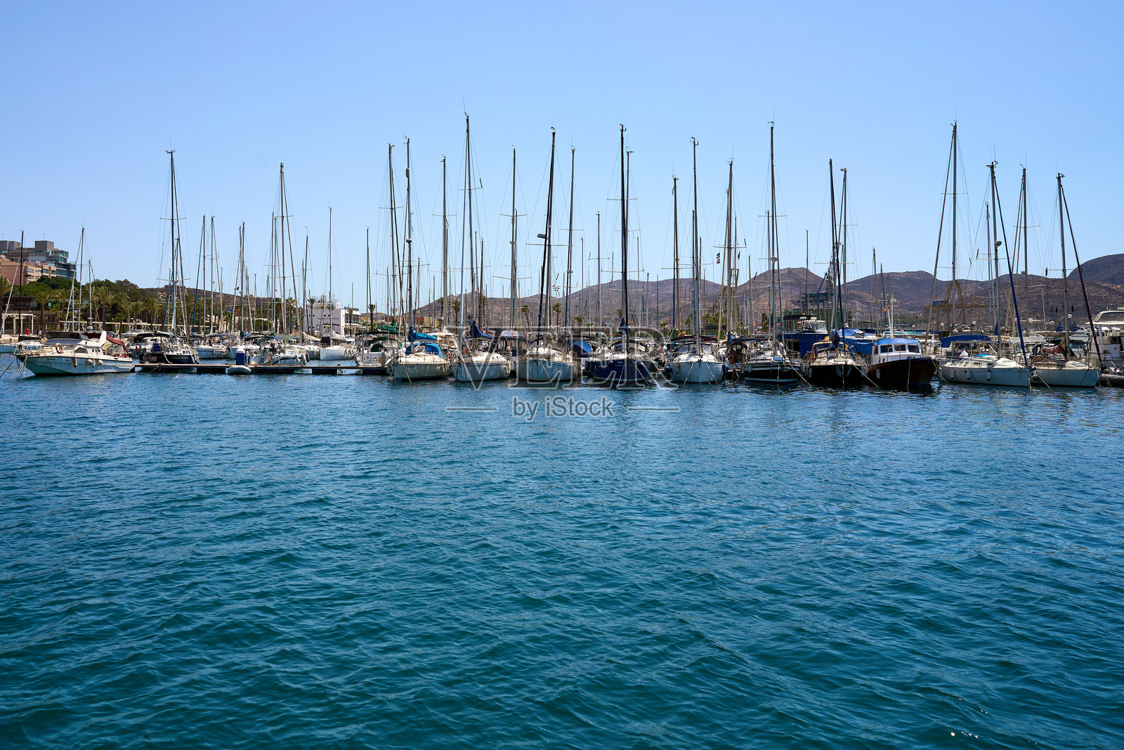 用木勺盛装的西兰花菜肴。照片摄影图片