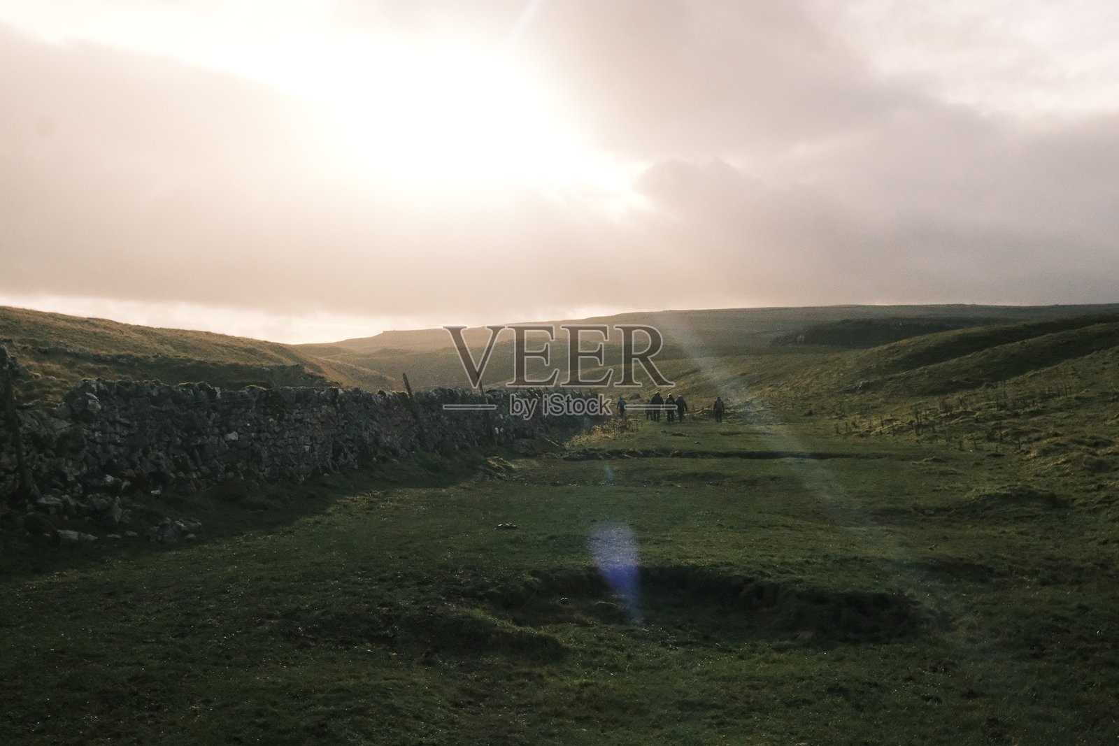 一群行走者在约克郡山谷的阴 cloudy 天空下照片摄影图片