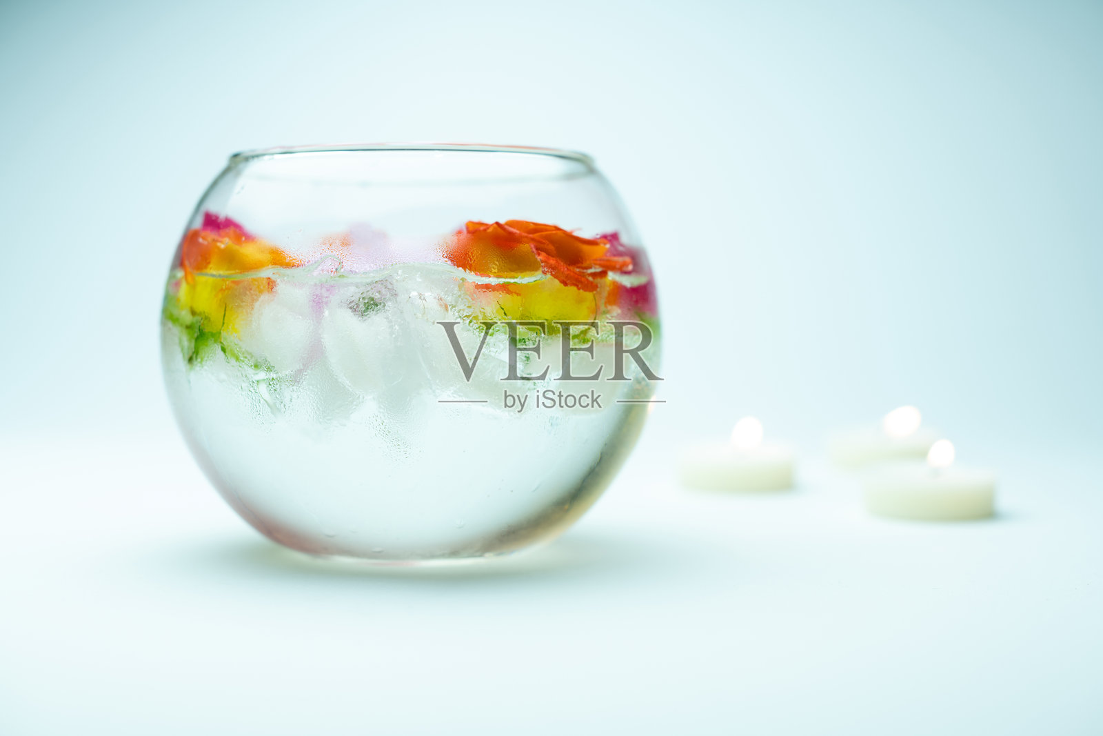 白色背景上的玫瑰、花瓶和燃烧的蜡烛照片摄影图片