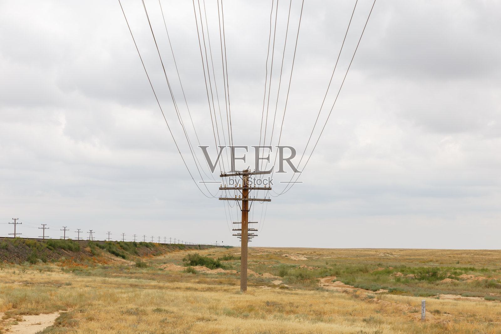 通信线路在广袤的哈萨克斯坦大地上与铁路平行延伸照片摄影图片