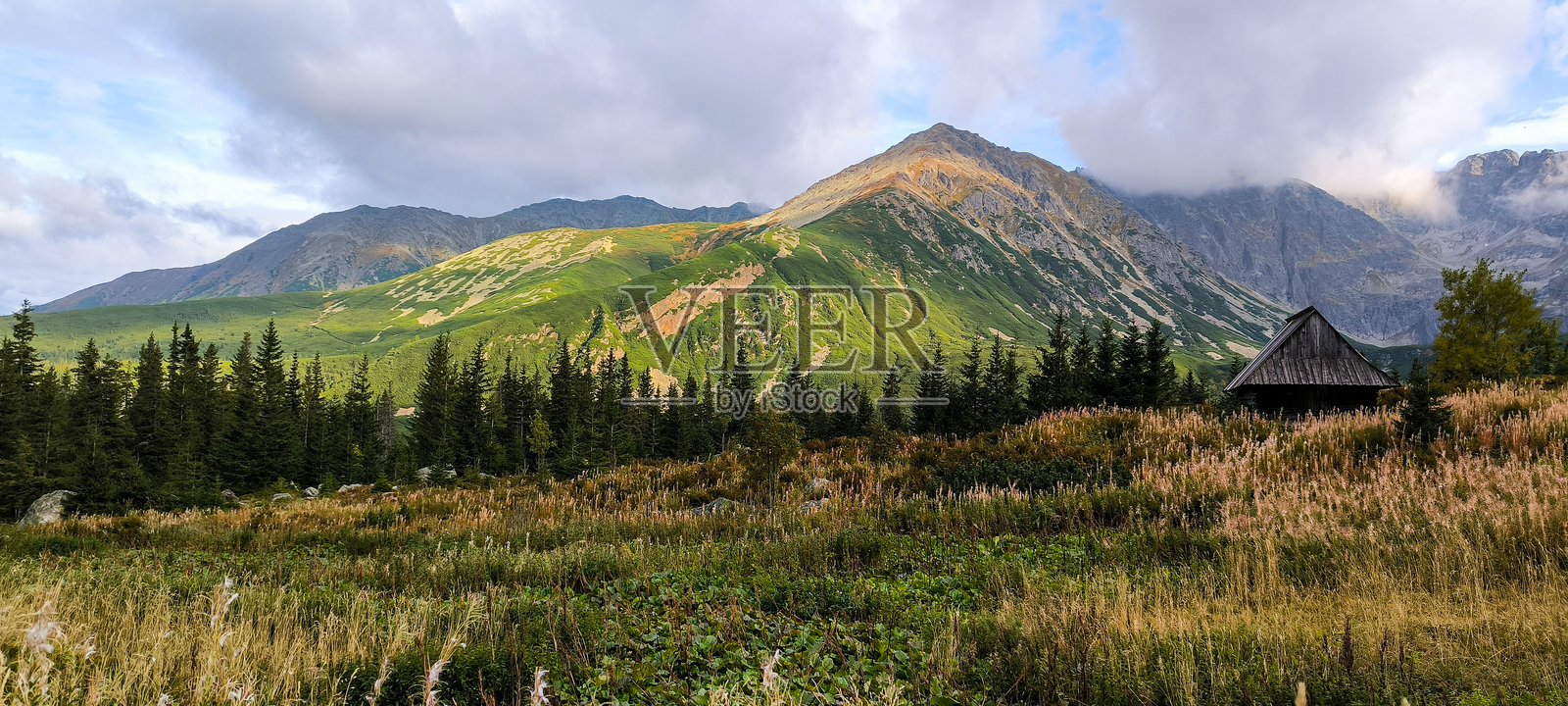 在山中徒步旅行作为一种最爱的爱好。积极的生活方式。从徒步小径欣赏塔特拉山脉和西塔特拉山的美景。山峰、山坡和山谷之间的景色。照片摄影图片