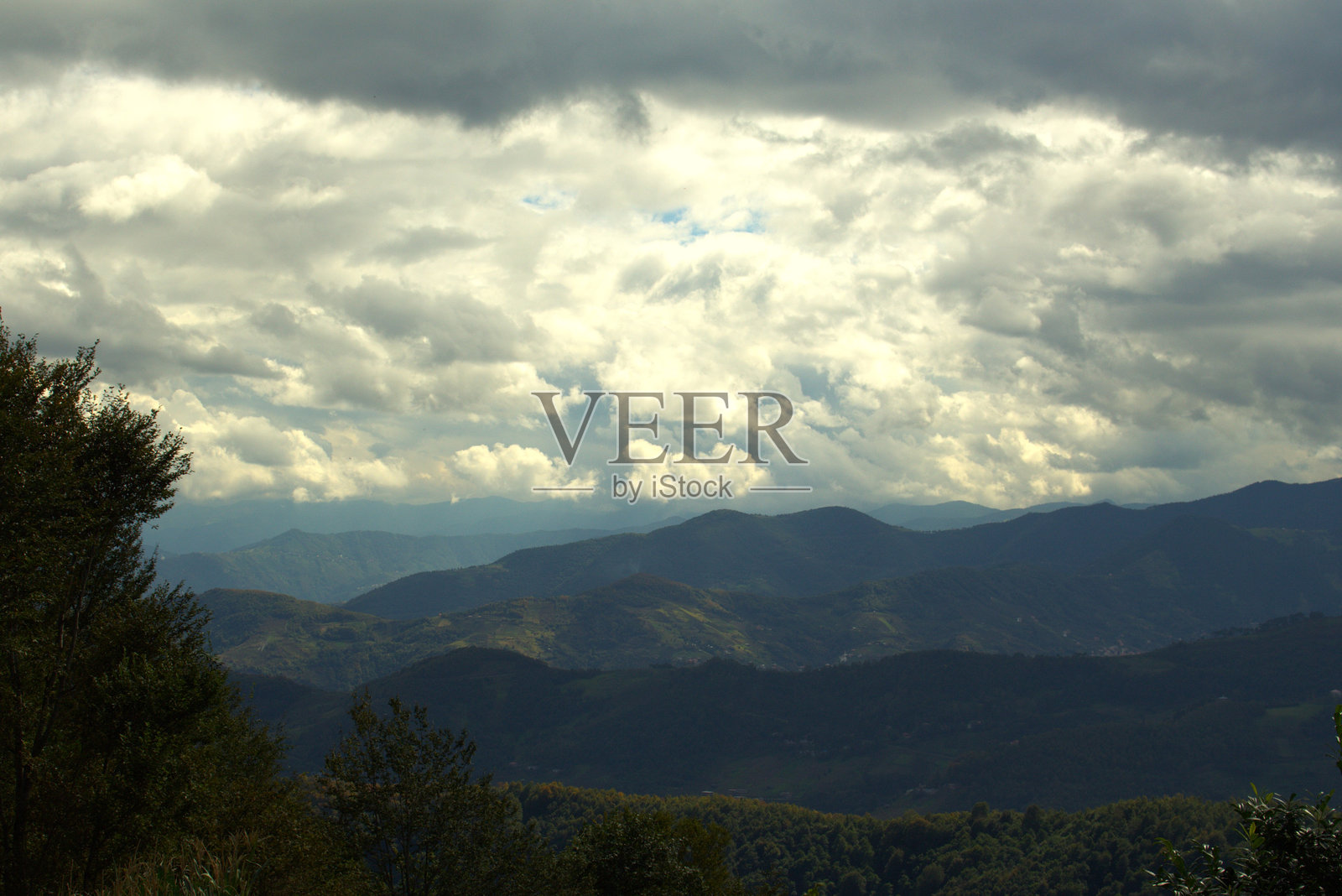 阴云密布的天气照片摄影图片