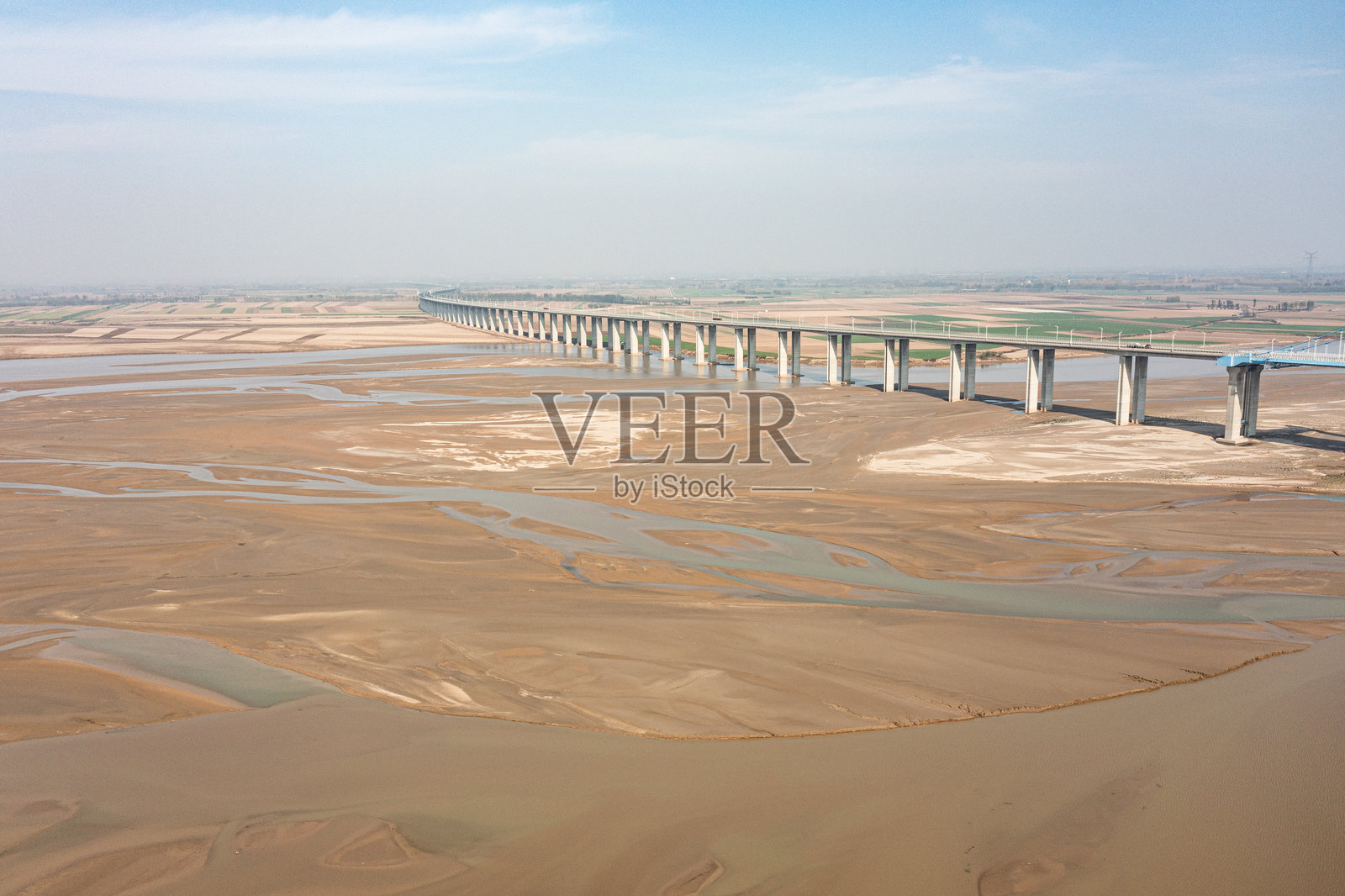 黄河郑州段，干旱季节，水位浅照片摄影图片