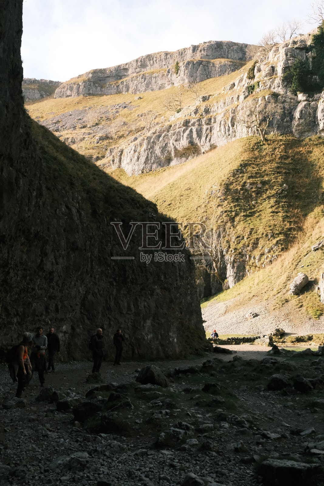 朋友们在乡村远足照片摄影图片