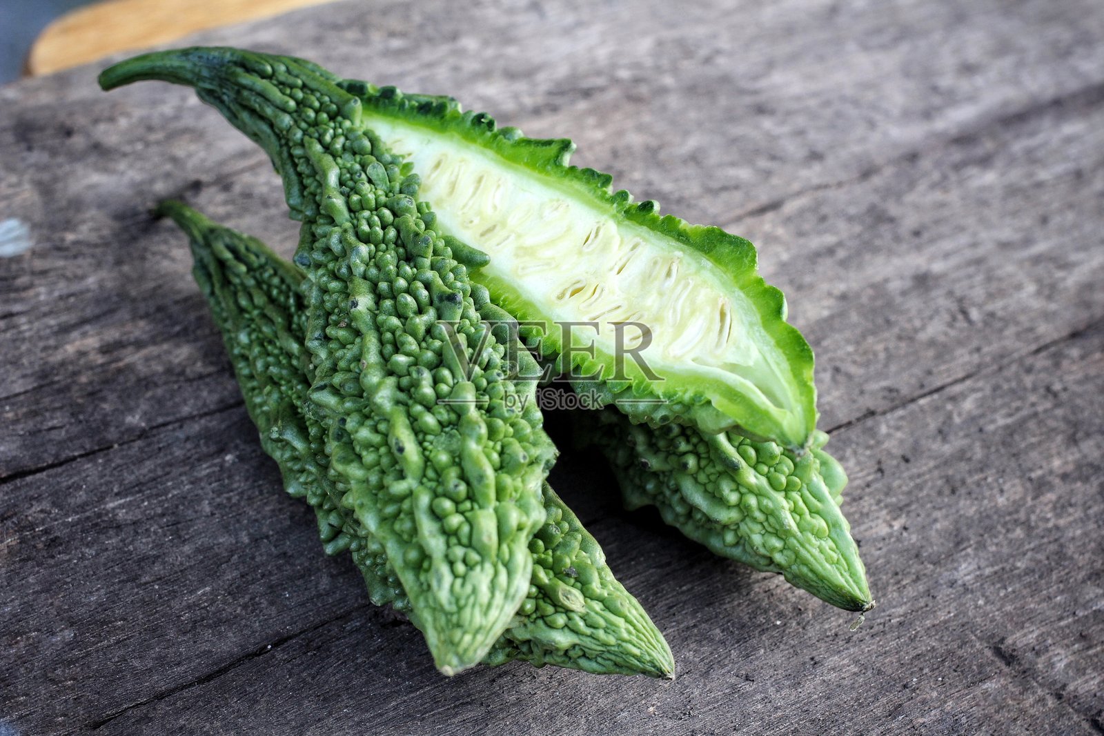 木质背景上的苦瓜照片摄影图片