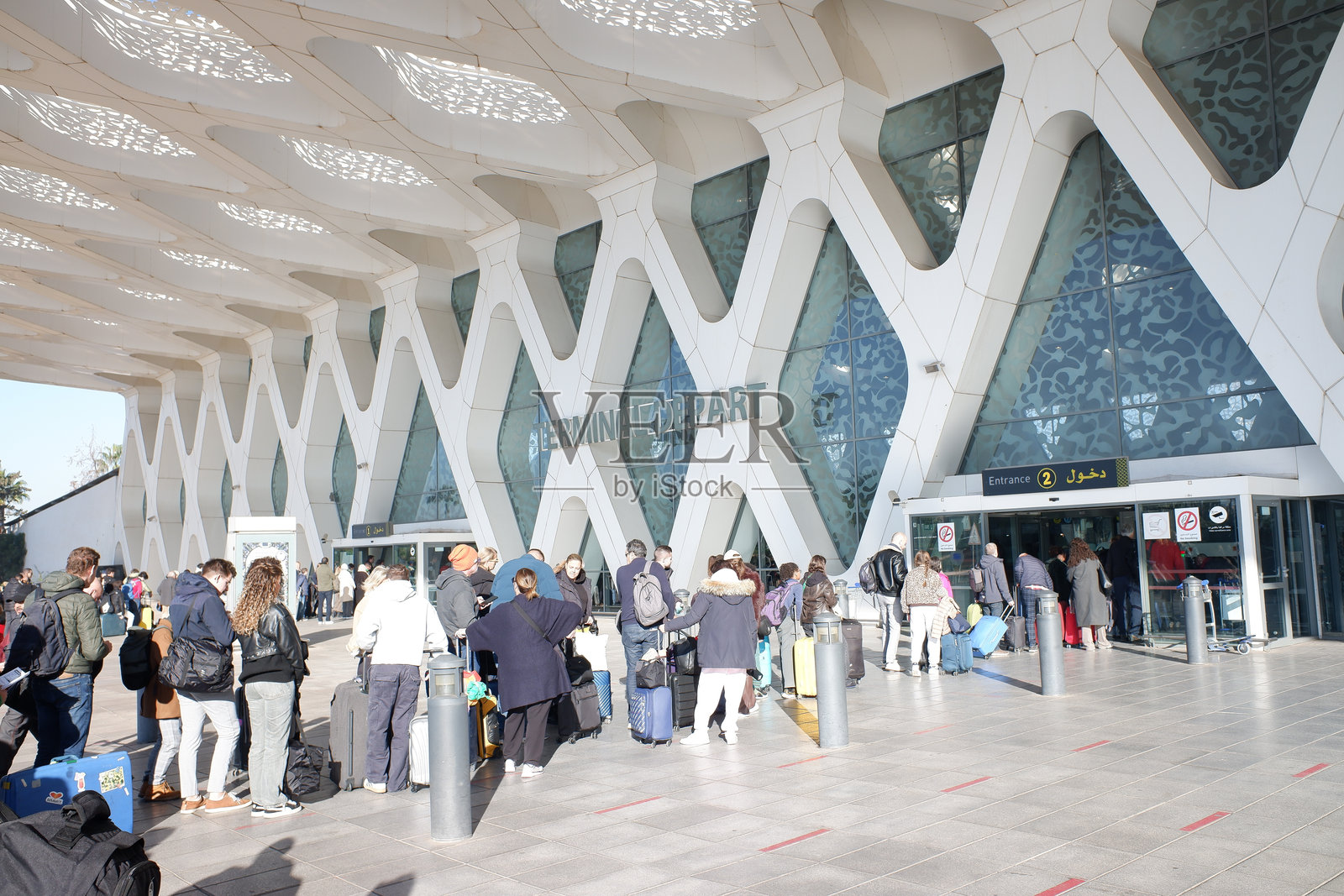 马拉喀什机场及航班出发候机楼外的排队情况照片摄影图片
