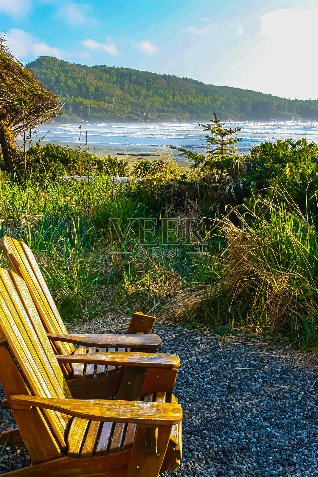 长滩上的木质沙滩椅照片摄影图片