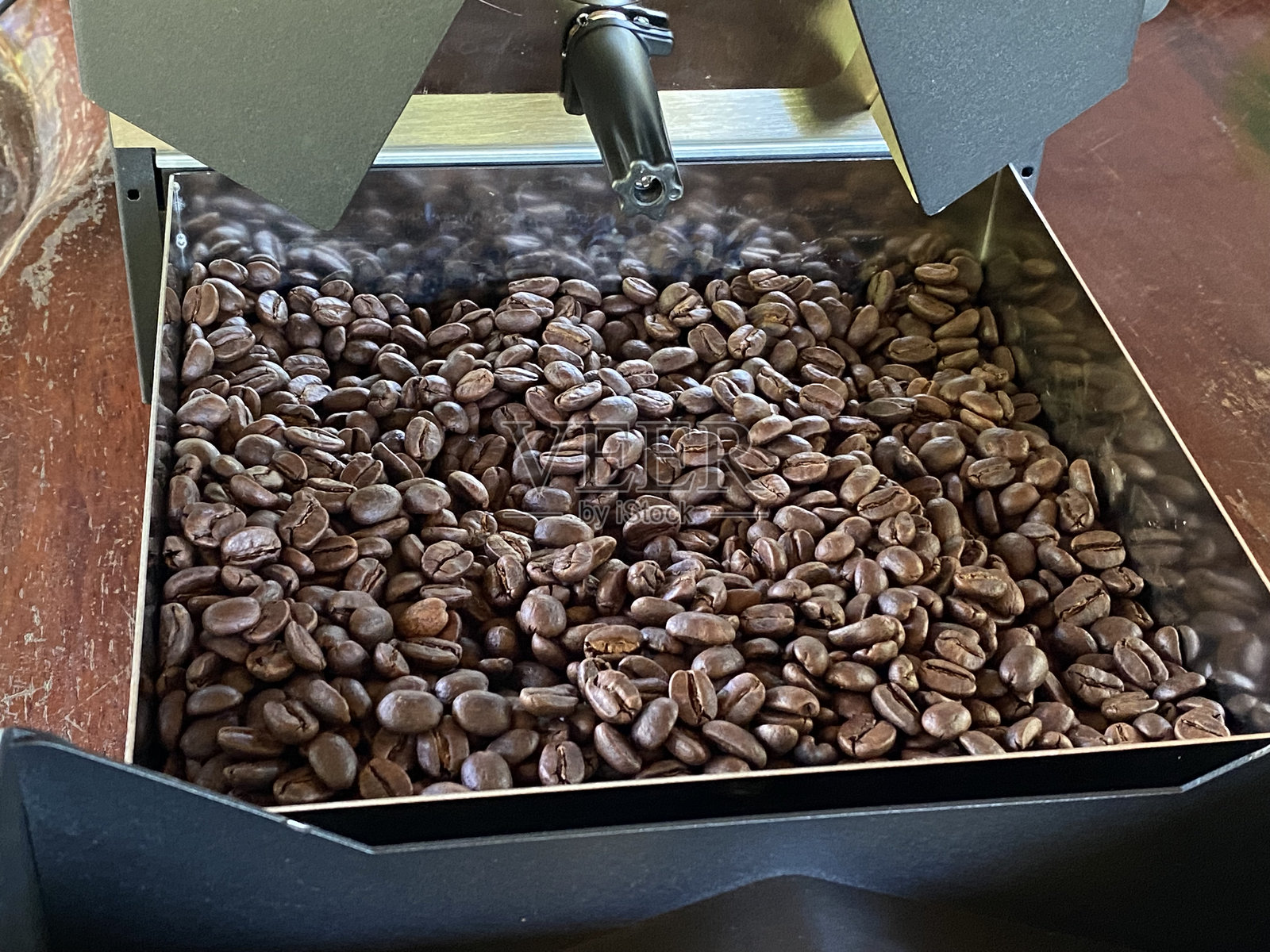 咖啡机中的咖啡豆，特写照片照片摄影图片