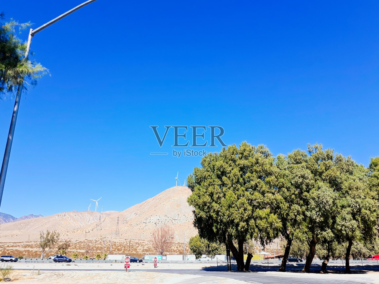 加州休息站看到的山丘上的风车。照片摄影图片