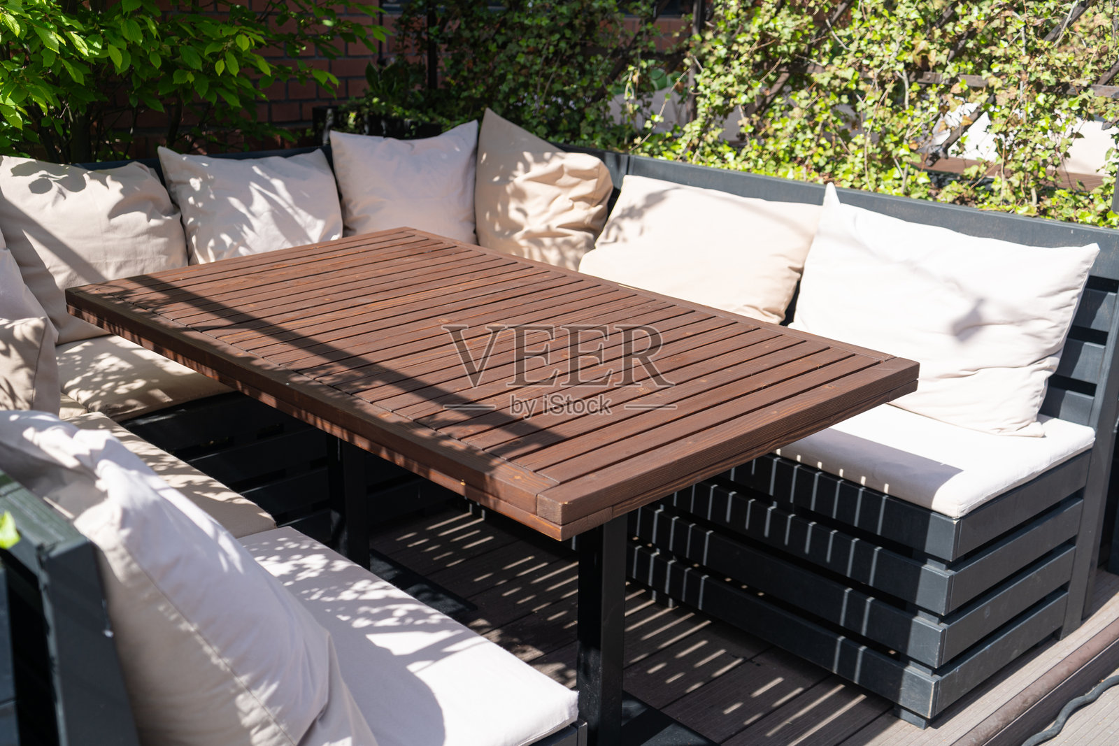 街头餐厅桌子，空咖啡桌，餐馆座位，酒吧露台，户外餐厅，自助餐厅照片摄影图片