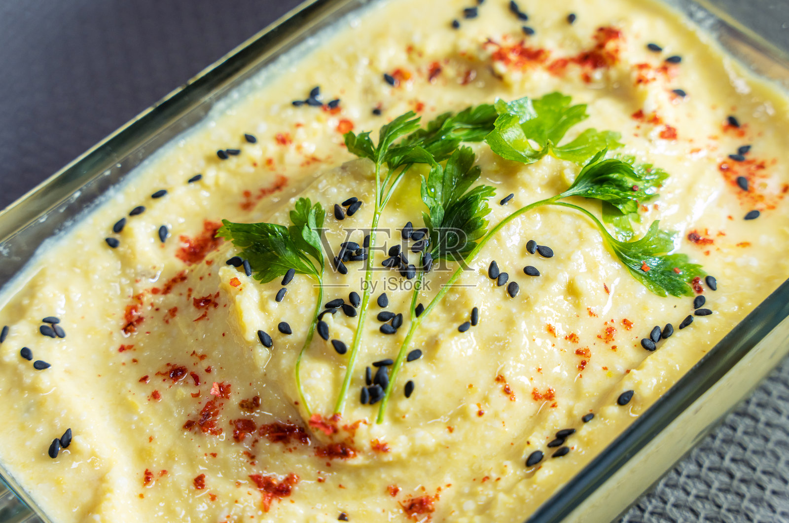 自制鹰嘴豆鹰嘴豆泥，撒上香菜、红辣椒粉和黑芝麻，特写镜头照片摄影图片