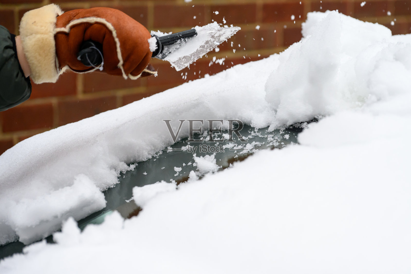 清理汽车上的雪照片摄影图片