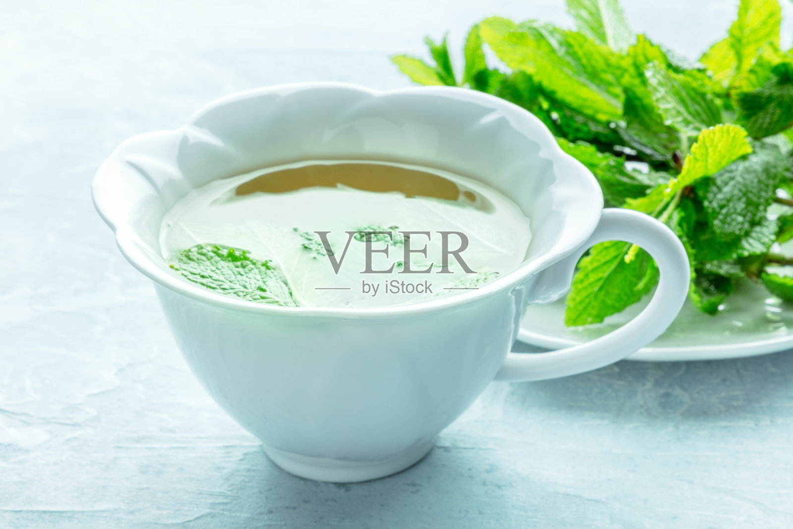 薄荷茶。一杯带有新鲜薄荷叶的薄荷茶照片摄影图片