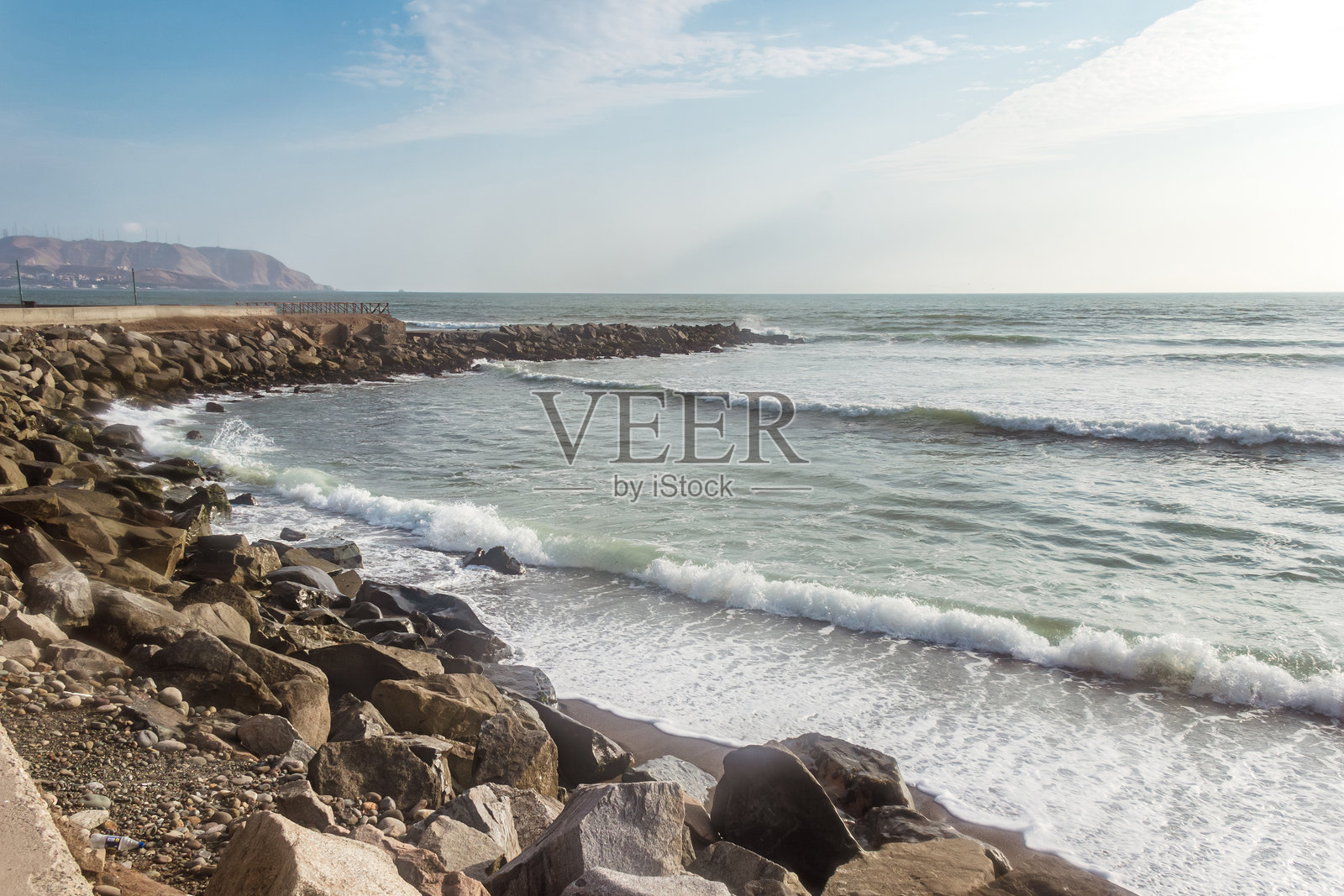 米拉弗洛雷斯区的特雷斯皮科斯防波堤 - 利马照片摄影图片