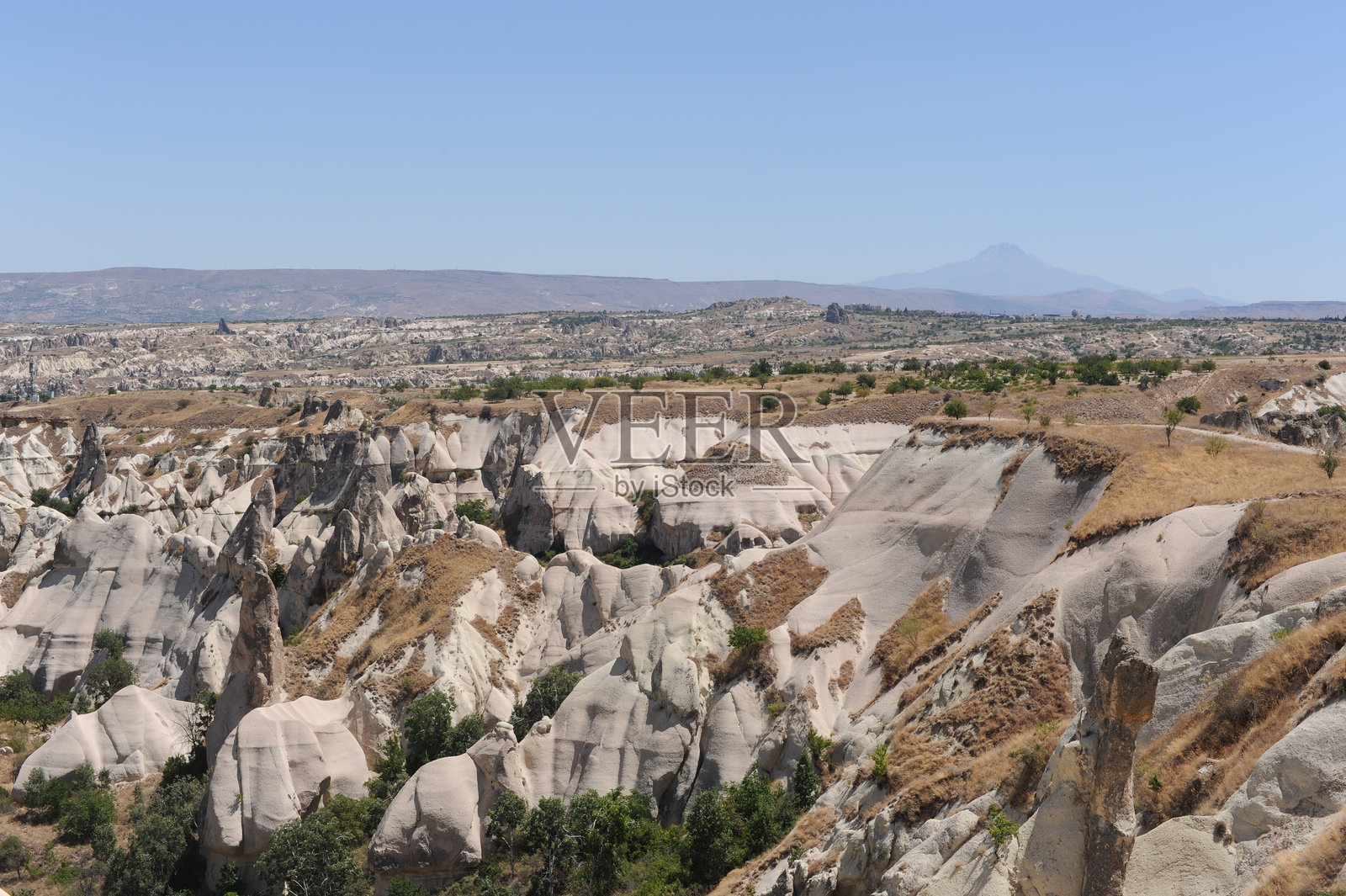 卡帕多奇亚（Cappadocia），安纳托利亚（Anatolia），土耳其，夏日晴空下的鸽子谷（Güverçinlik Vadisi）岩石 formations。照片摄影图片