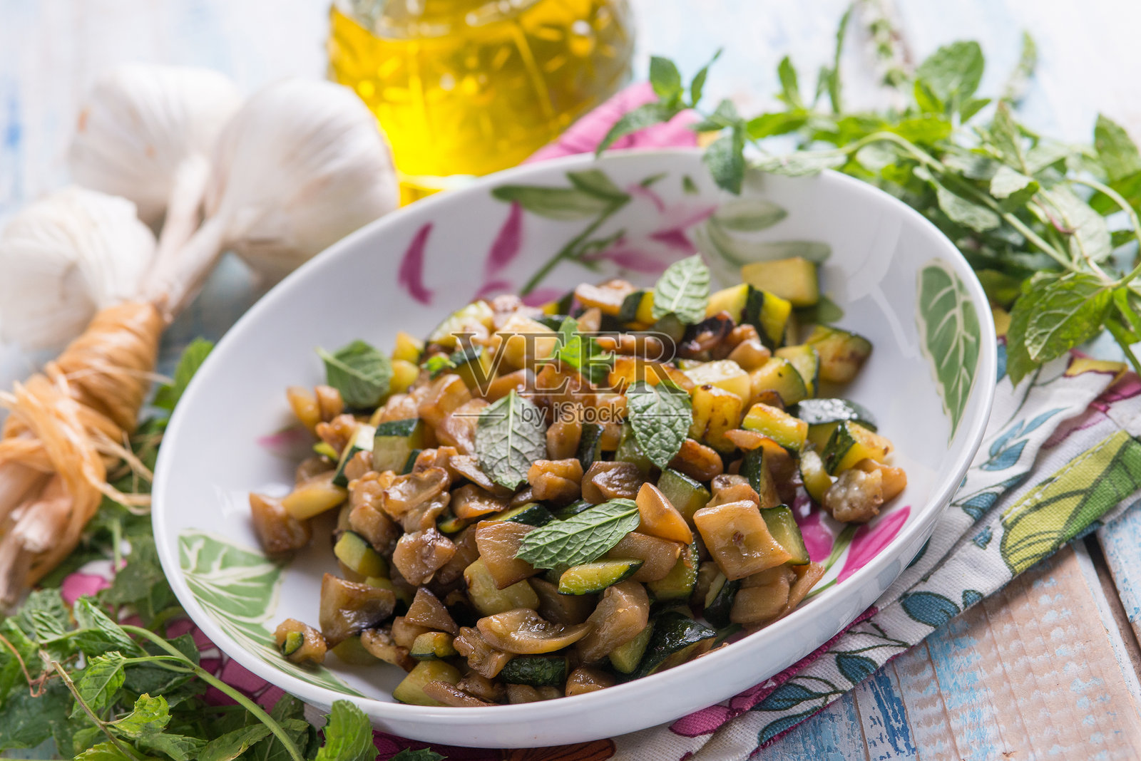 蒜香薄荷炒茄子照片摄影图片