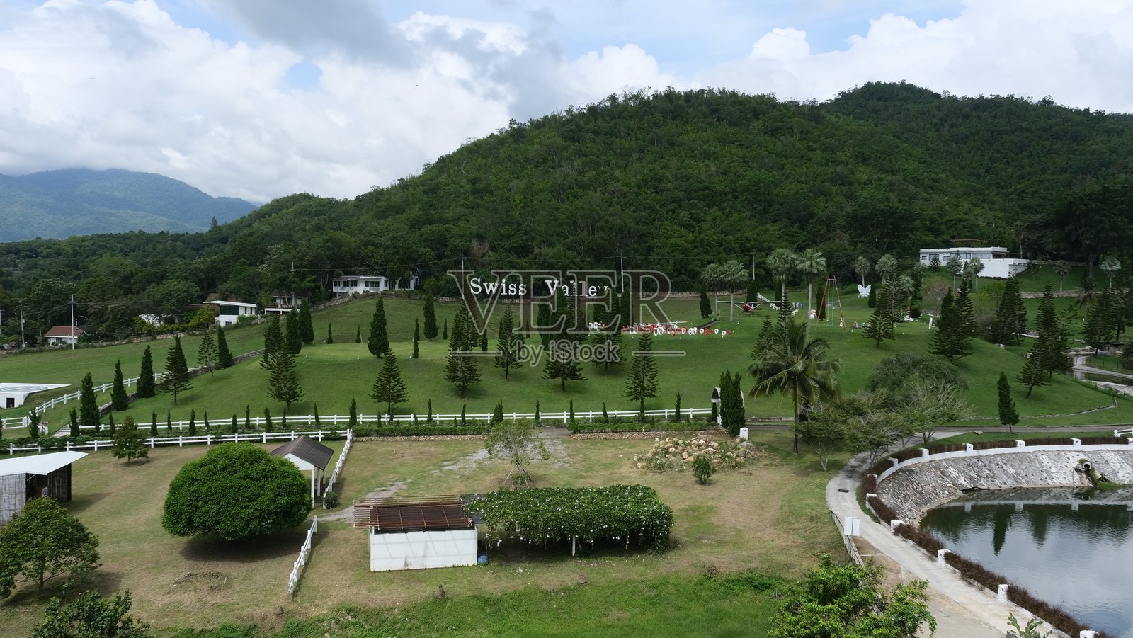 泰国拉差布里省Suanpheng的De'Cafe咖啡馆俯瞰瑞士山谷度假村的美丽风景。照片摄影图片