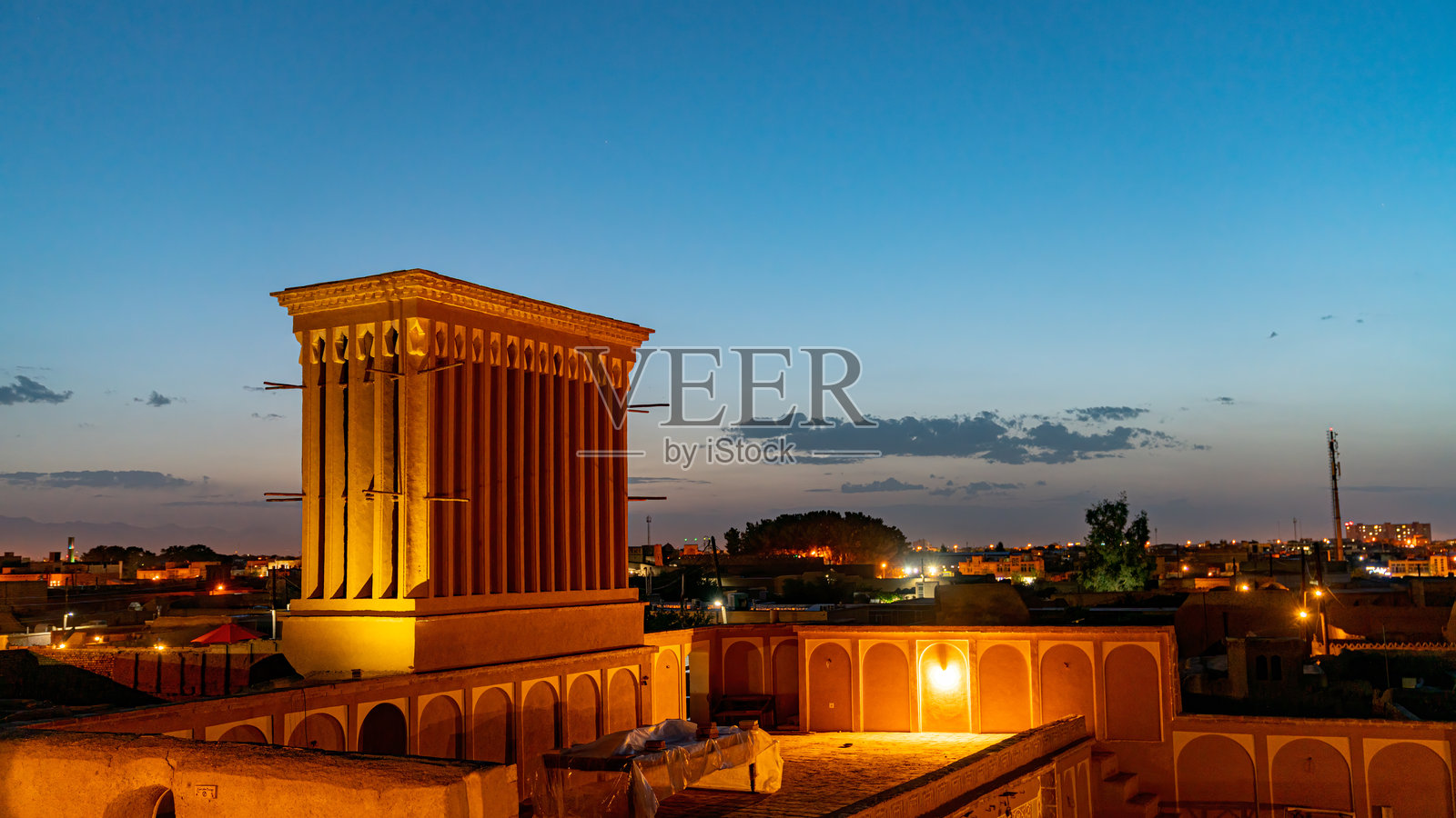 伊朗亚兹德日落后的风塔，傍晚时分。照片摄影图片