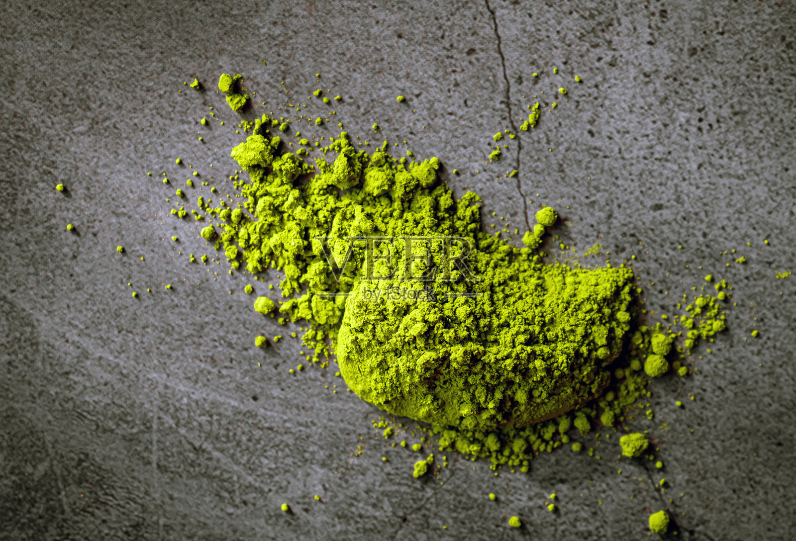 健康冲泡的日本抹茶粉，灰色背景上的抹茶特写照片摄影图片