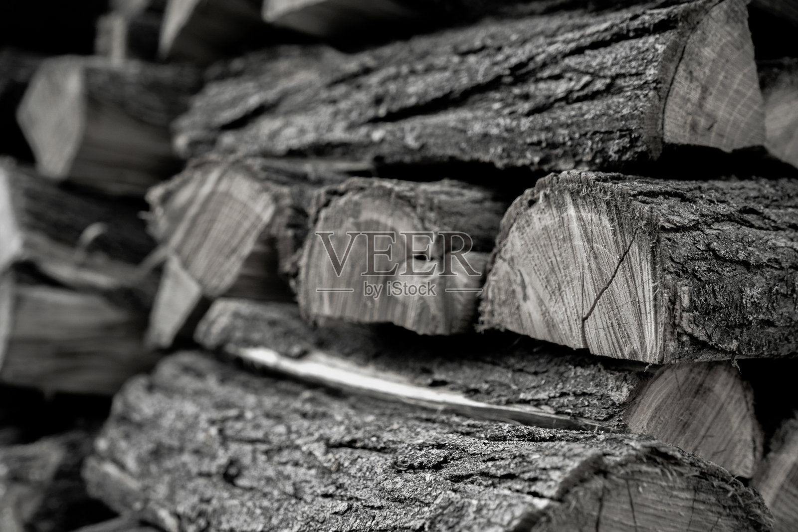 一堆木材的黑白照片照片摄影图片
