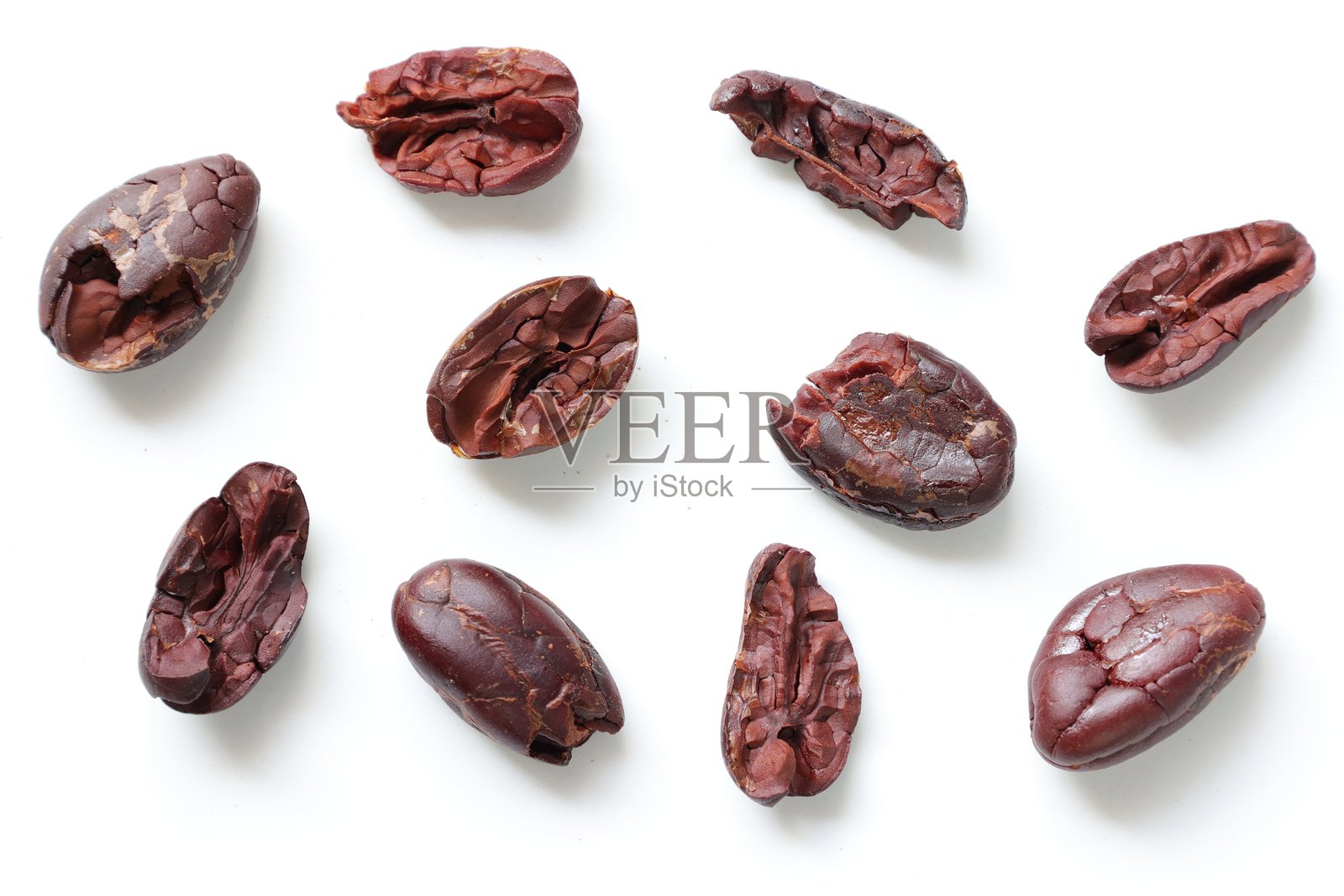 白色背景上的可可豆照片摄影图片