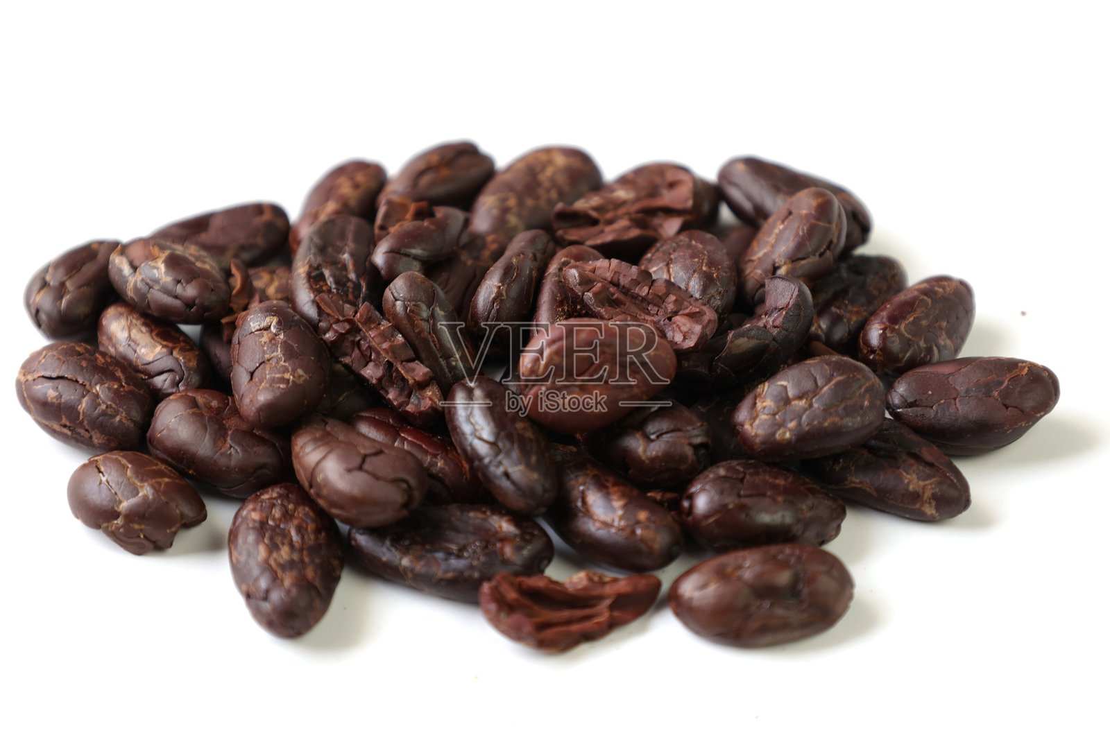 白色背景上的可可豆照片摄影图片