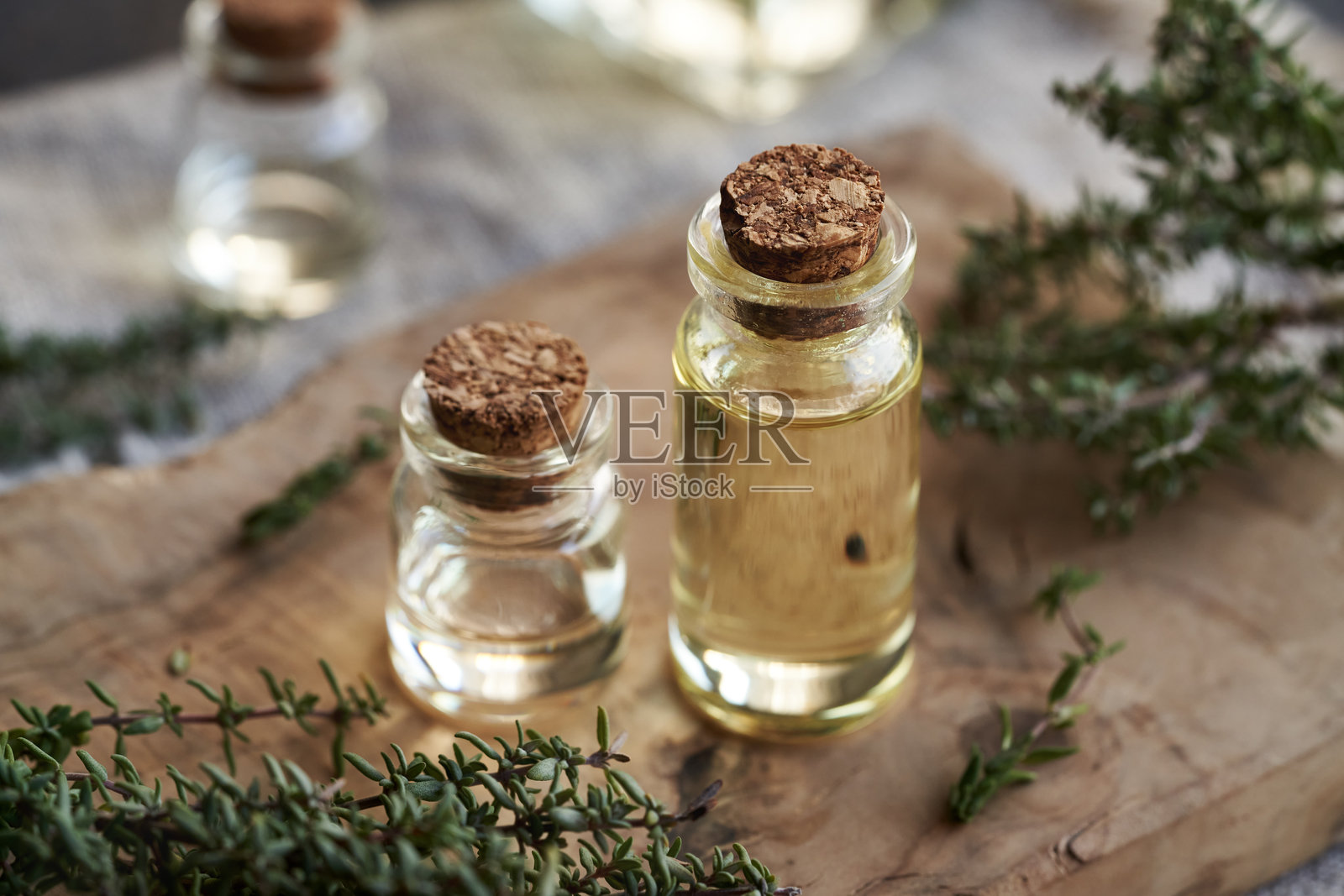 两瓶香薰精油与新鲜的百里香叶照片摄影图片