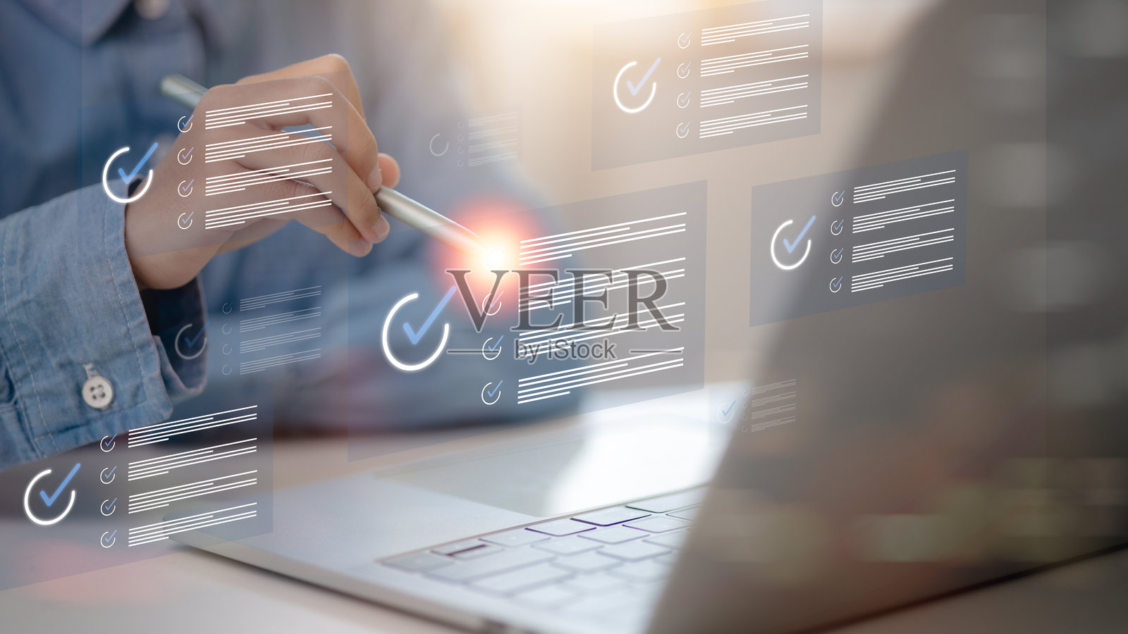 商人使用笔记本电脑进行清单问卷评估表格检查和任务文档管理，在线调查在线考试选择正确答案照片摄影图片