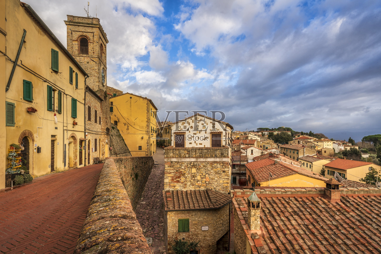 蒙特斯库达约镇的市政塔景观。意大利托斯卡纳。照片摄影图片