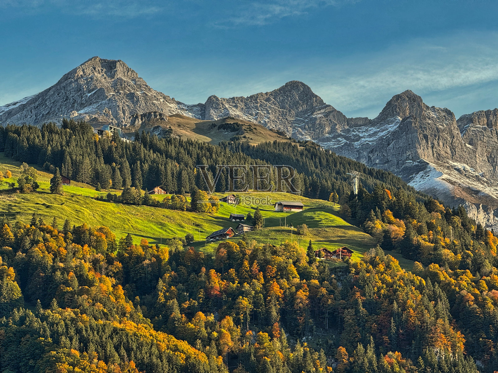 2024年瑞士恩根贝格令人惊叹的秋季风景，展现了生机勃勃的树木和雄伟的山脉。照片摄影图片