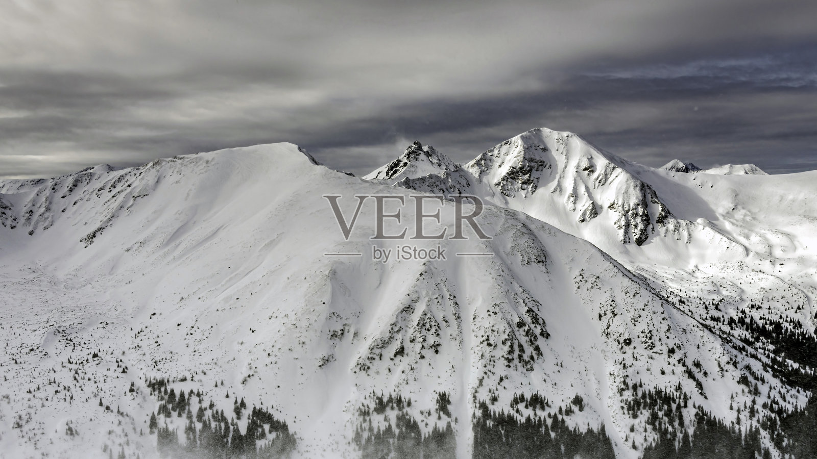 冬季山脉风景。塔特拉山的风景。照片摄影图片