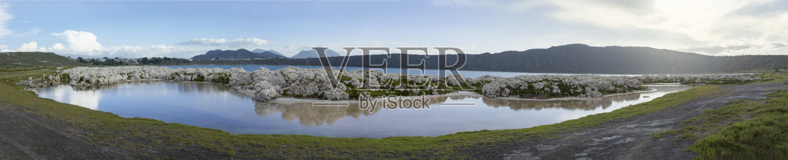 白色叠层石从阿尔奇奇卡泻湖的碧绿水域中浮现照片摄影图片