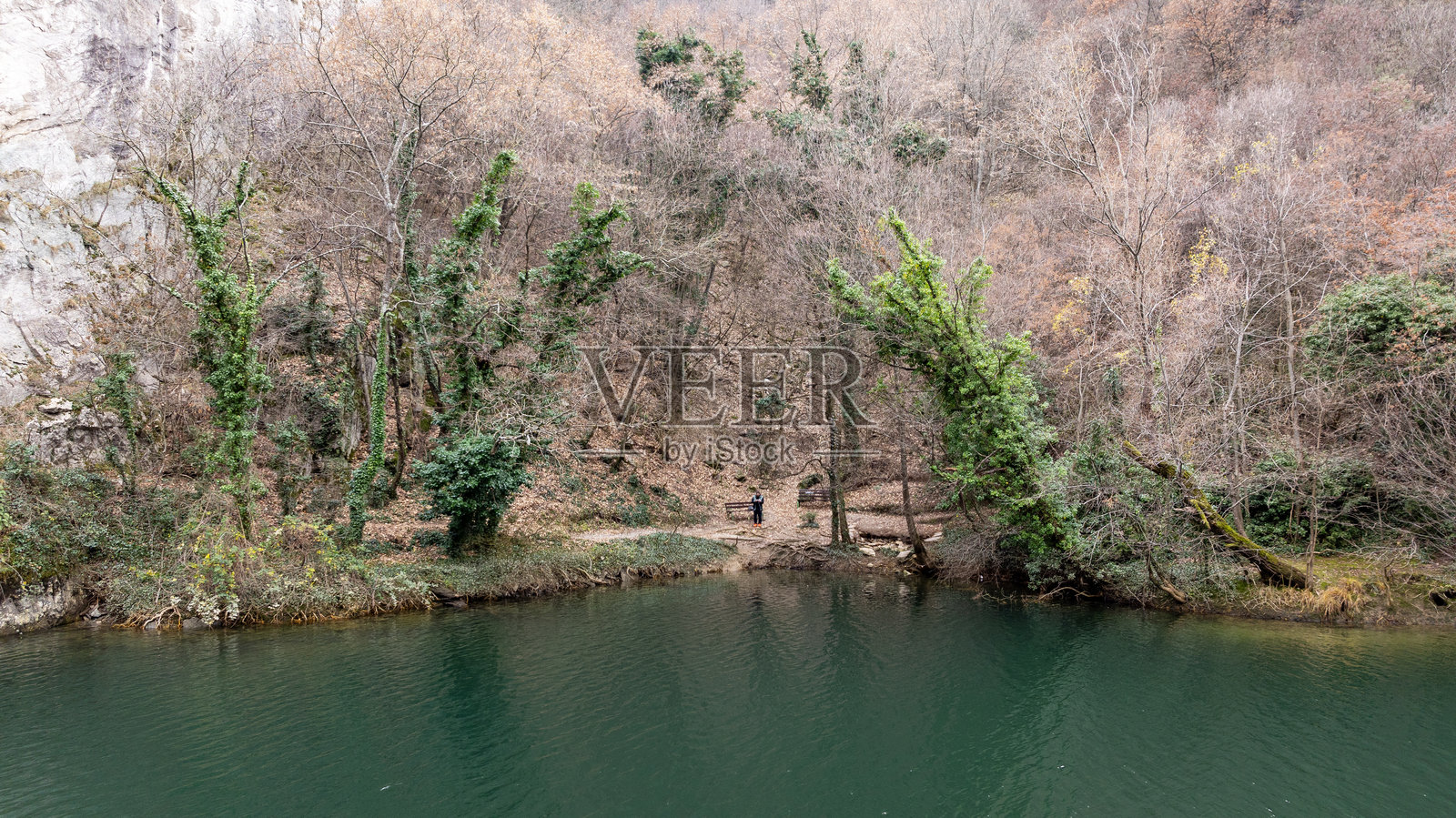 北马其顿马特卡峡谷的航拍镜头。飞越漫长的绿色马特卡峡谷。照片摄影图片