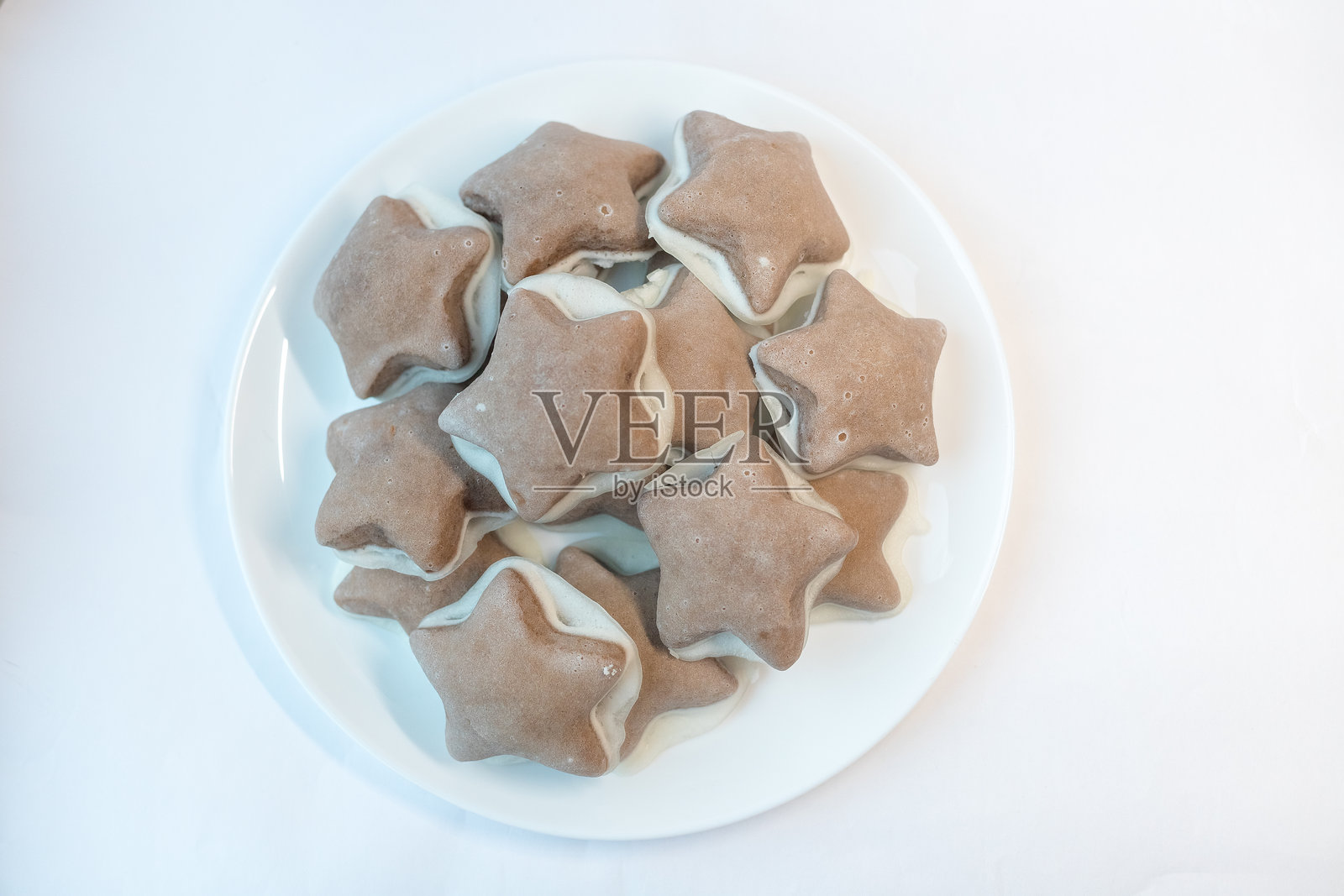 白色背景上的自制圣诞姜饼。传统饼干。随时可食用。烹饪概念。圣诞节时光。照片摄影图片