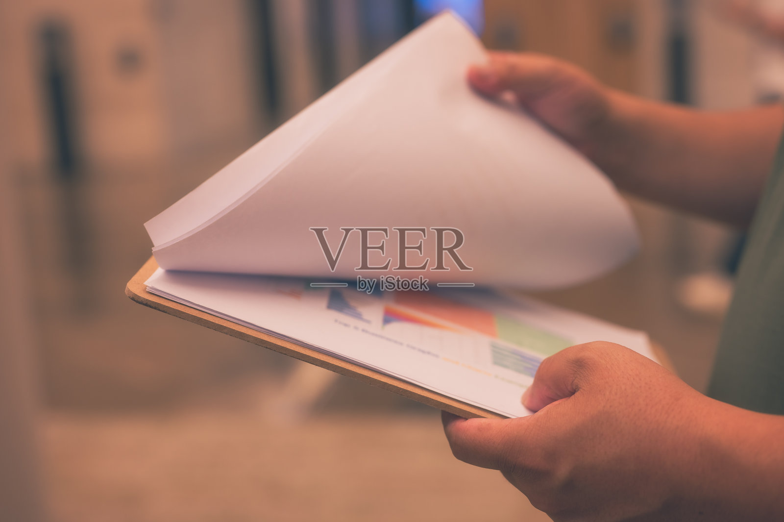 商人手持带有图表报告的夹板，分析师使用仪表板进行数据业务分析和数据管理系统，客户数据库，收集信息以进行报告。照片摄影图片