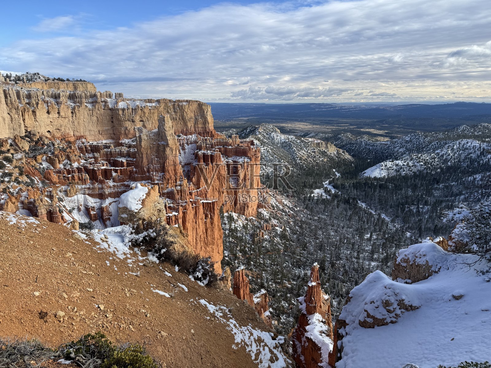 冬季布莱斯峡谷国家公园的雪景照片摄影图片