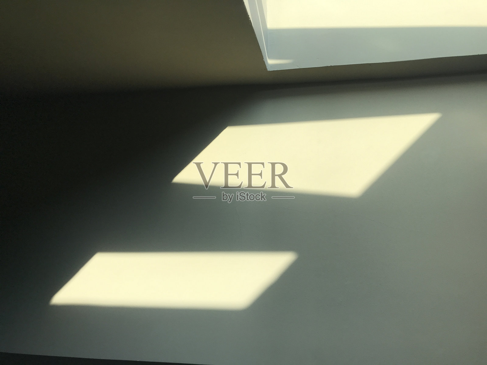 阳光透过窗户照射在墙上照片摄影图片