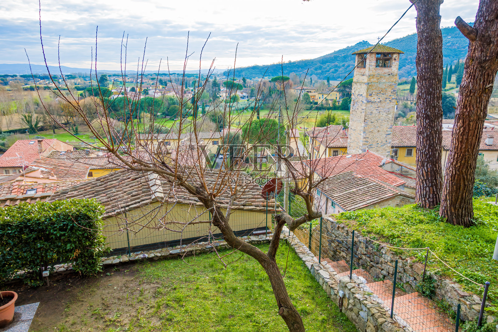 探索意大利托斯卡纳的迷人中世纪村庄维科皮萨诺照片摄影图片